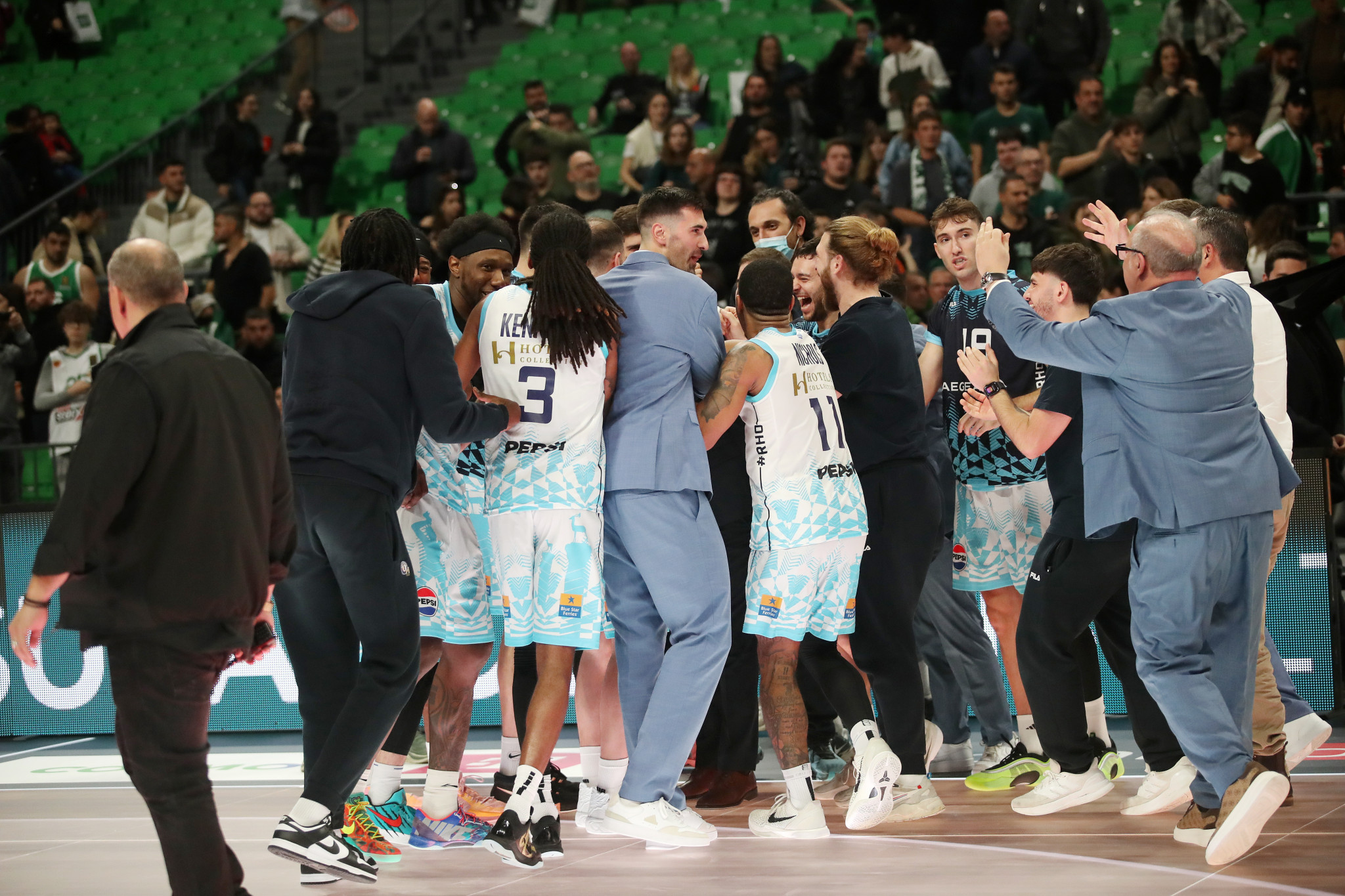 Οι έξαλλοι πανηγυρισμοί των παικτών του Κολοσσού και η αποθέωση Λυκογιάννη μετά το «διπλό» επί του Παναθηναϊκού (video)