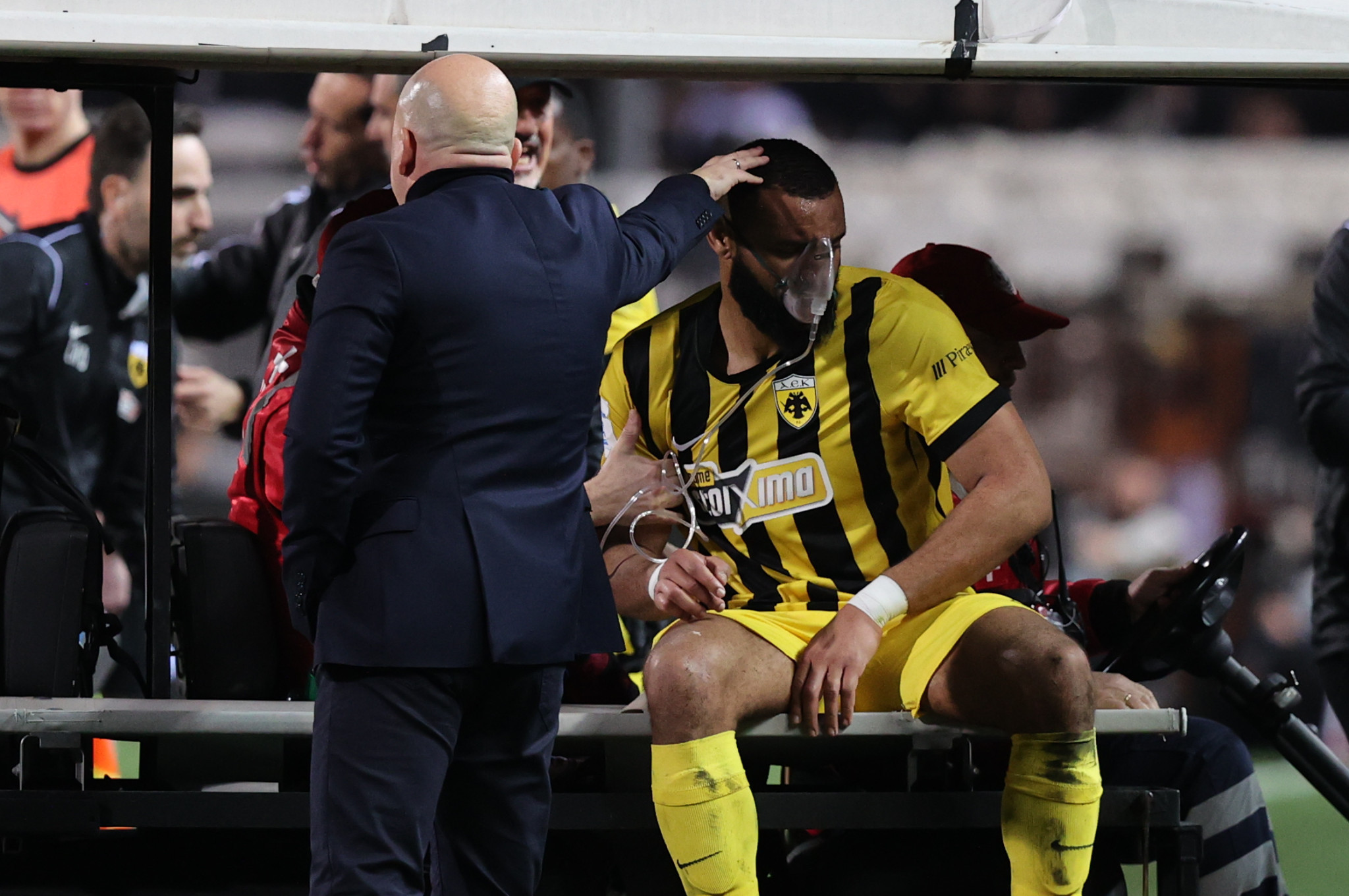 Αναγκαστική αλλαγή ο Μουκουντί - Αποχώρησε με φορείο και οξυγόνο