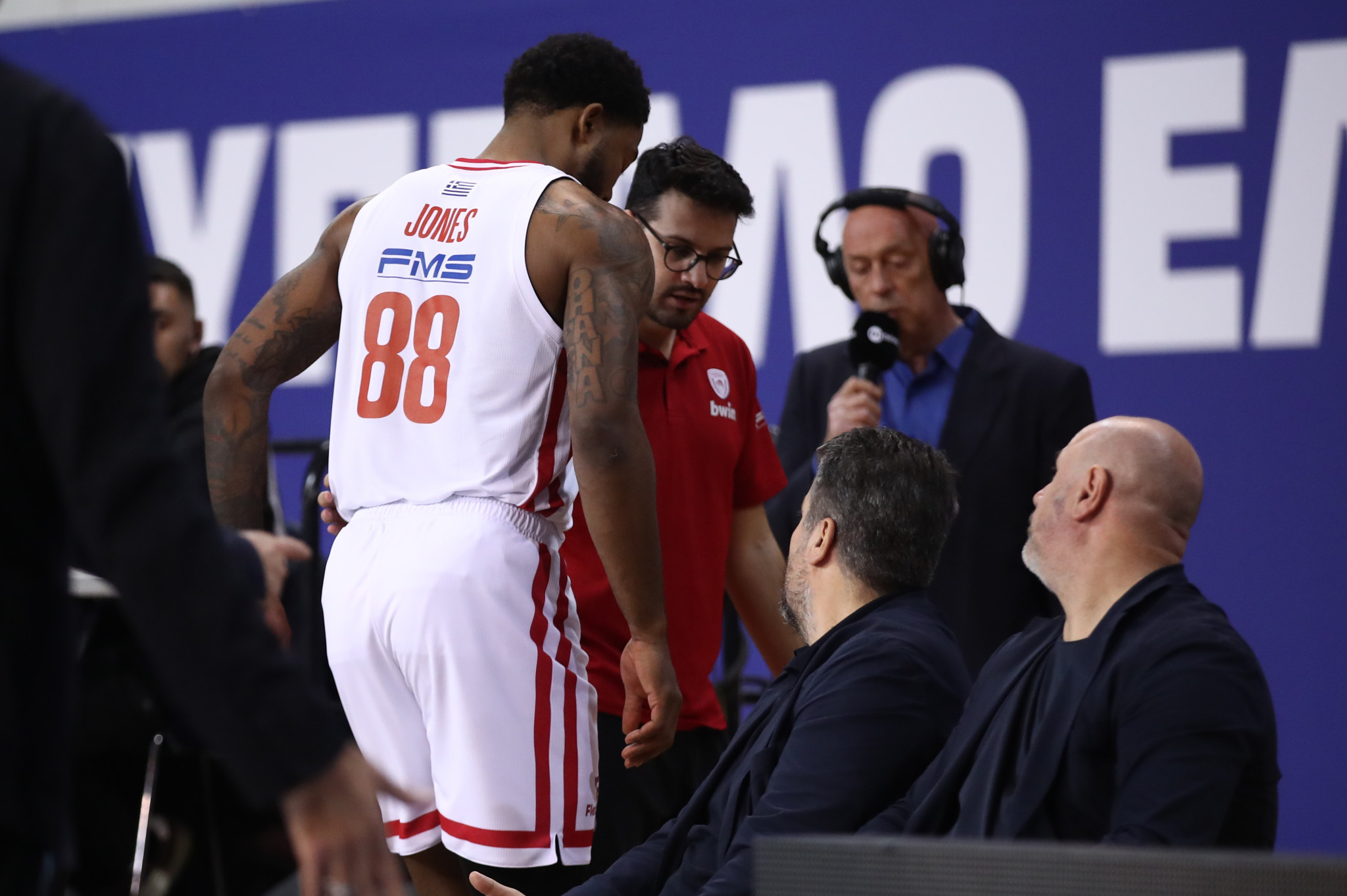 «Συναγερμός» με Τζόουνς στον Ολυμπιακό -  Αποχώρησε κρατώντας το πόδι του (video)