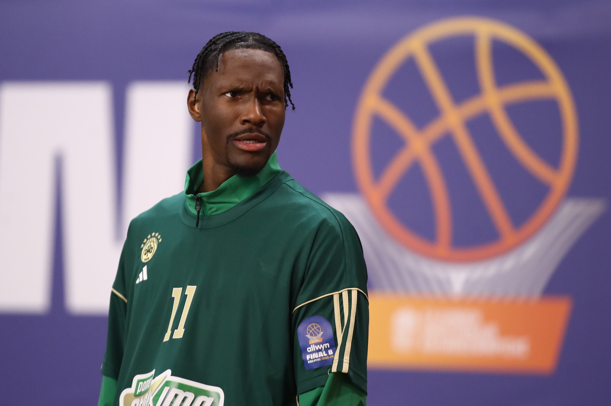 Ο Χέιζ - Ντέιβις είδε όρθιος σχεδόν όλο το πρώτο δεκάλεπτο του Παναθηναϊκός - ΠΑΟΚ (video)