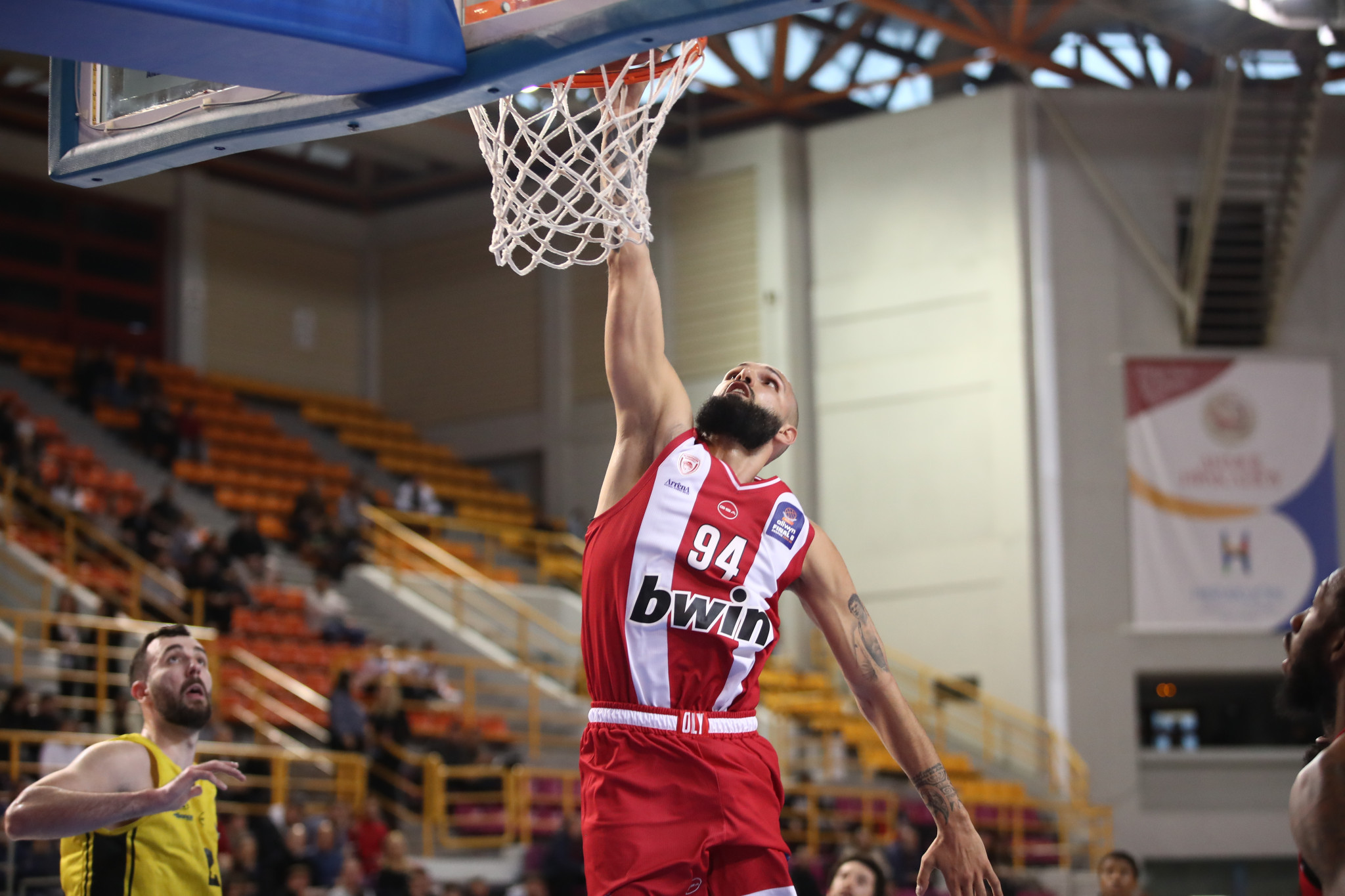 «Ερυθρόλευκο» Dunk Contest: Φουρνιέ και Χολ μοίρασαν θέαμα στο Allwyn Final-8 (video)