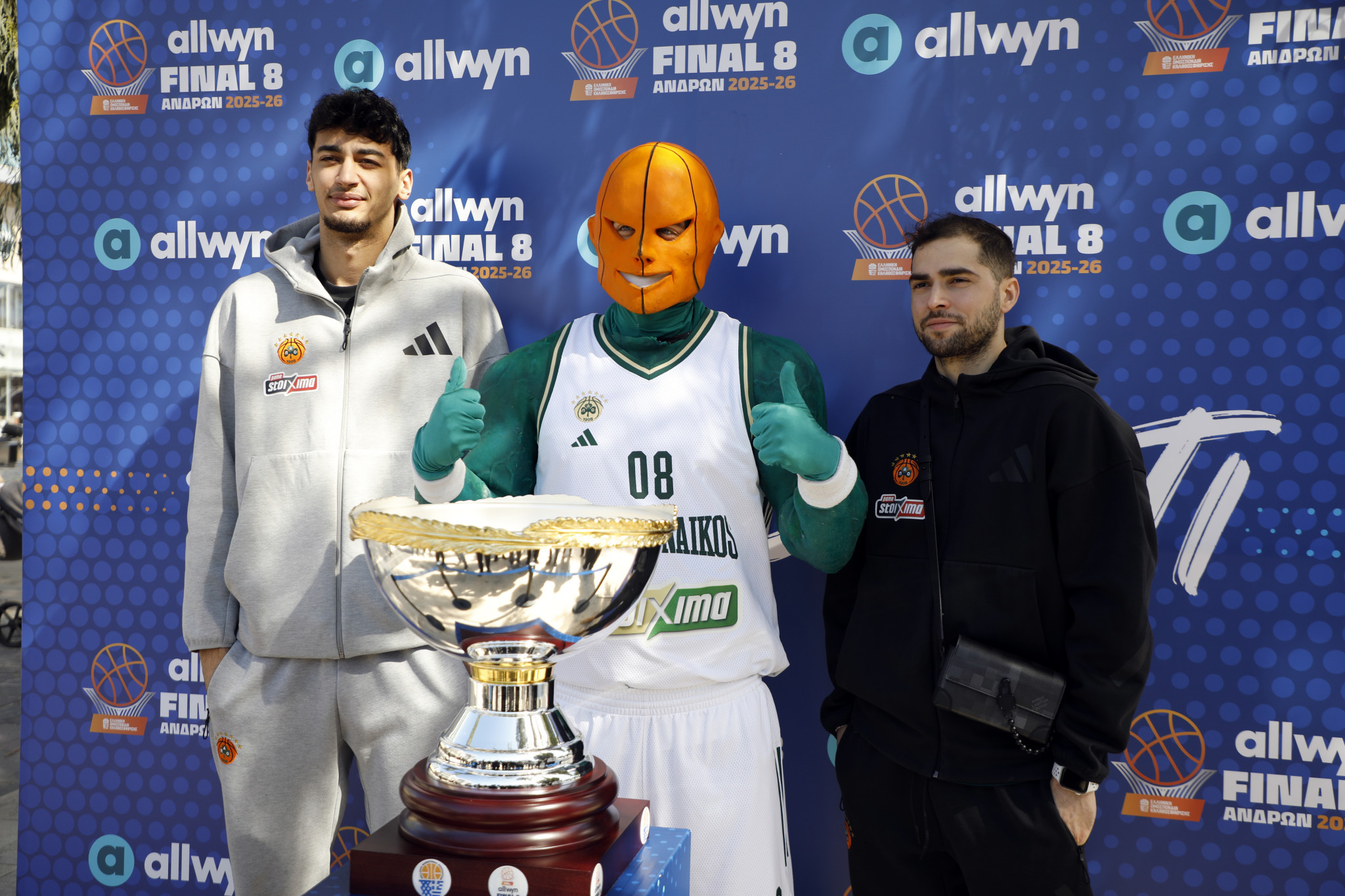 Τολιόπουλος σε MrGreen για το τρόπαιο του Allwyn Final Eight: «Μην το ακουμπάς» - Το video του Athletiko