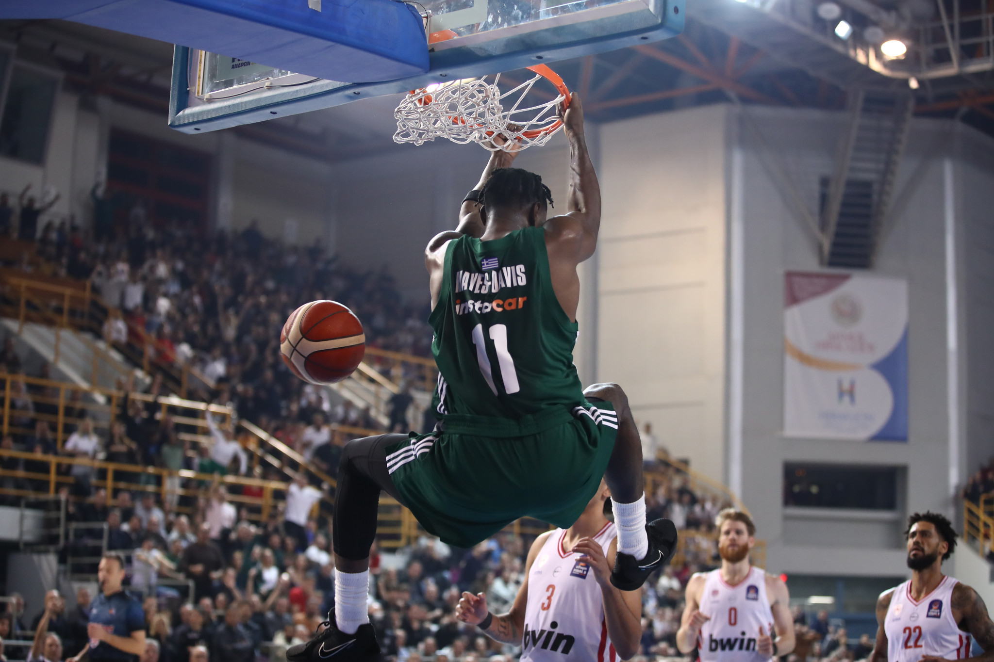 Σόου Χέιζ-Ντέιβις με εντυπωσιακό ανάποδο κάρφωμα (video)