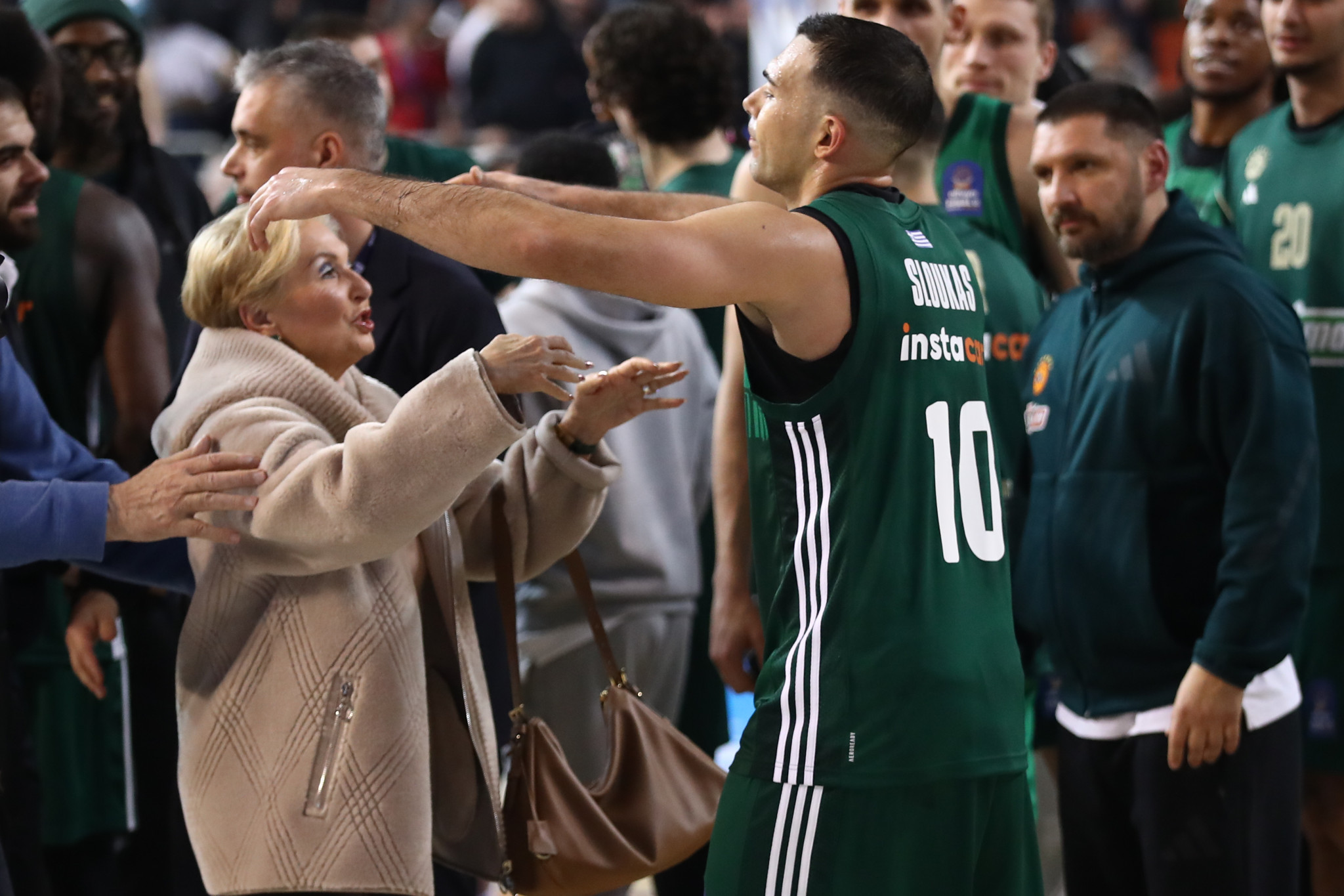 Θερμός εναγκαλισμός ανάμεσα στη Δέσποινα Γιαννακοπούλου και τον Κώστα Σλούκα