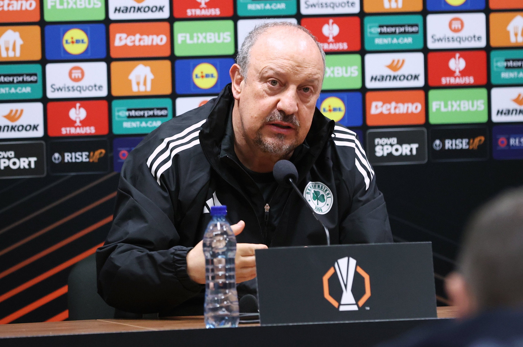 Μπενίτεθ: «Έχουμε μια ευκαιρία, ξέρουμε τι σημαίνουν αυτά τα παιχνίδια για τον Παναθηναϊκό»