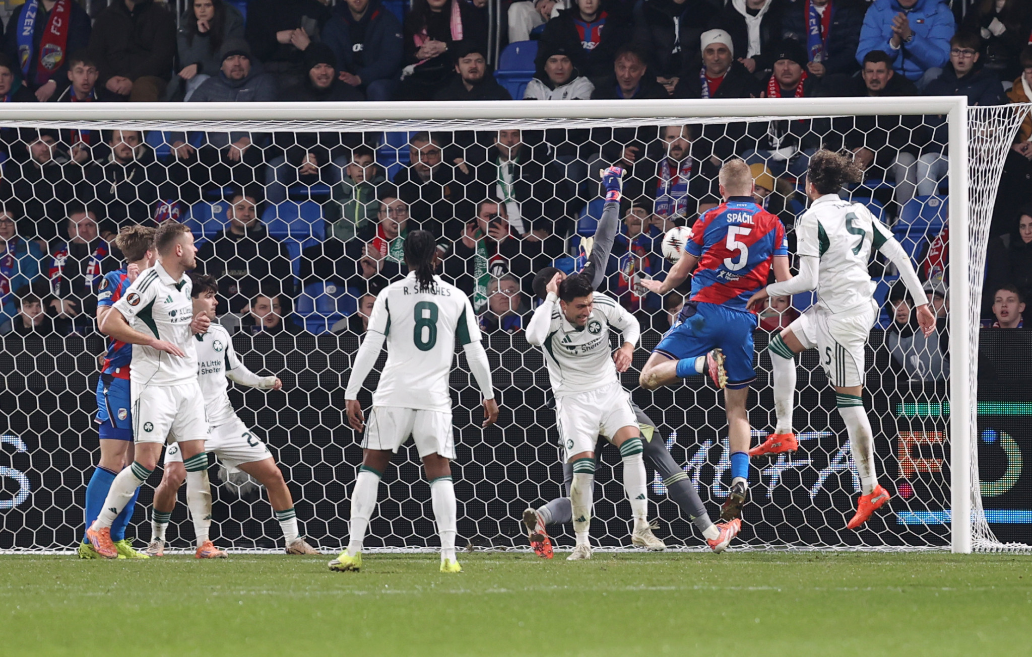 Ισοφάρισε η Πλζεν με κεφαλιά του Σπάτσιλ (video)