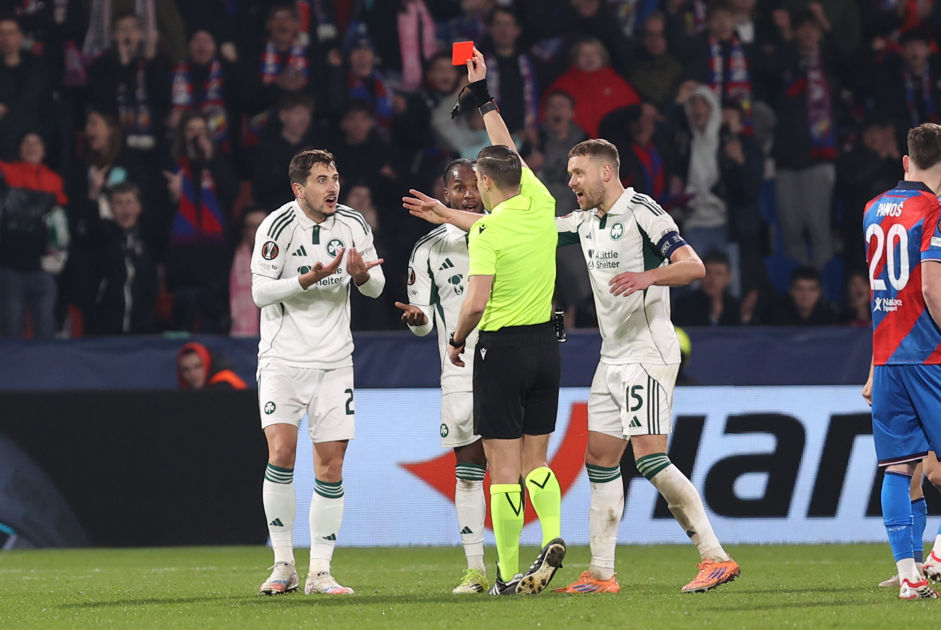 Ο Ερνάντεθ αποβλήθηκε με απευθείας κόκκινη κάρτα - Με 10 ο Παναθηναϊκός (video)