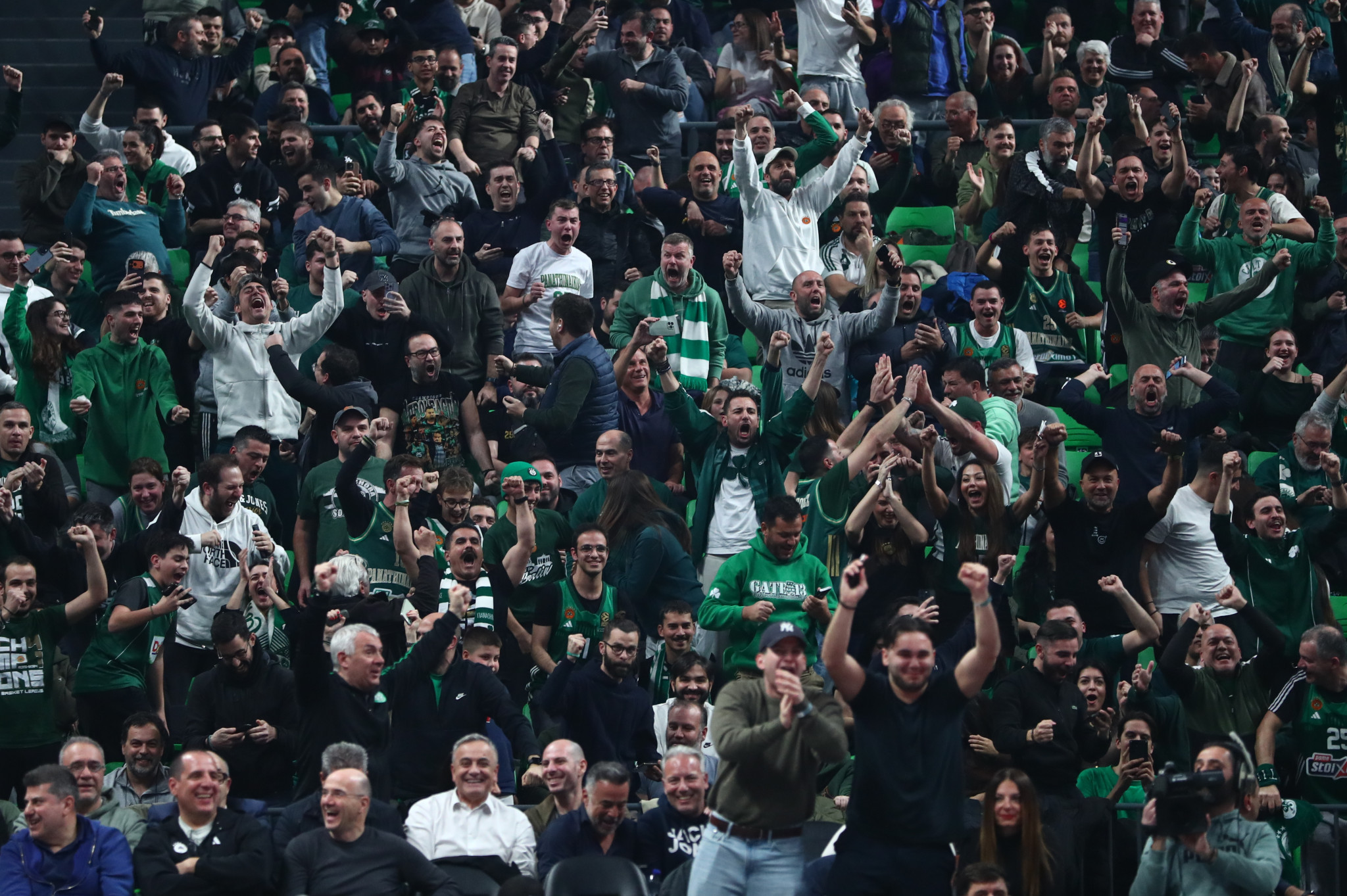 «Σεισμός» στο T-Center με τους πανηγυρισμούς για την πρόκριση του Παναθηναϊκού επί της Πλζεν (video)