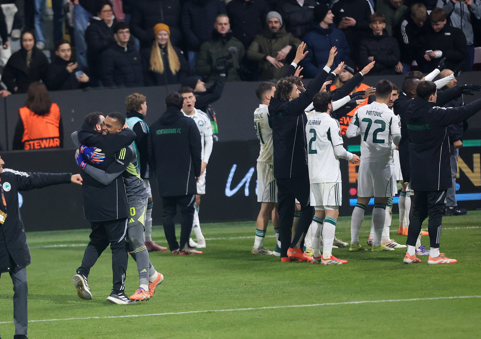 Τρελό «πάρτι» στις εξέδρες του Πλζεν από τους φίλους του Παναθηναϊκού κι αποθέωση - Το βίντεο του Athletiko