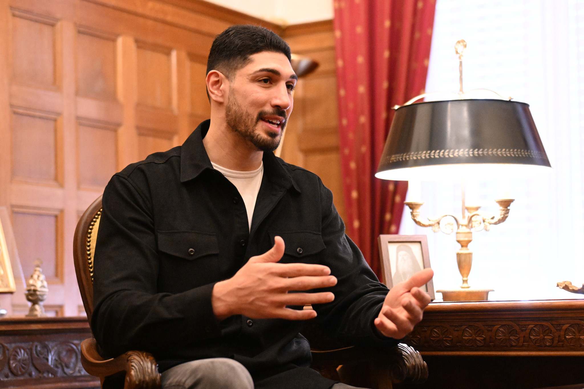 Ποιος είναι ο Τούρκος μπασκετμπολίτσας Ενές Καντέρ που δε θέλει να παίξει για τον Εργκίν Αταμάν