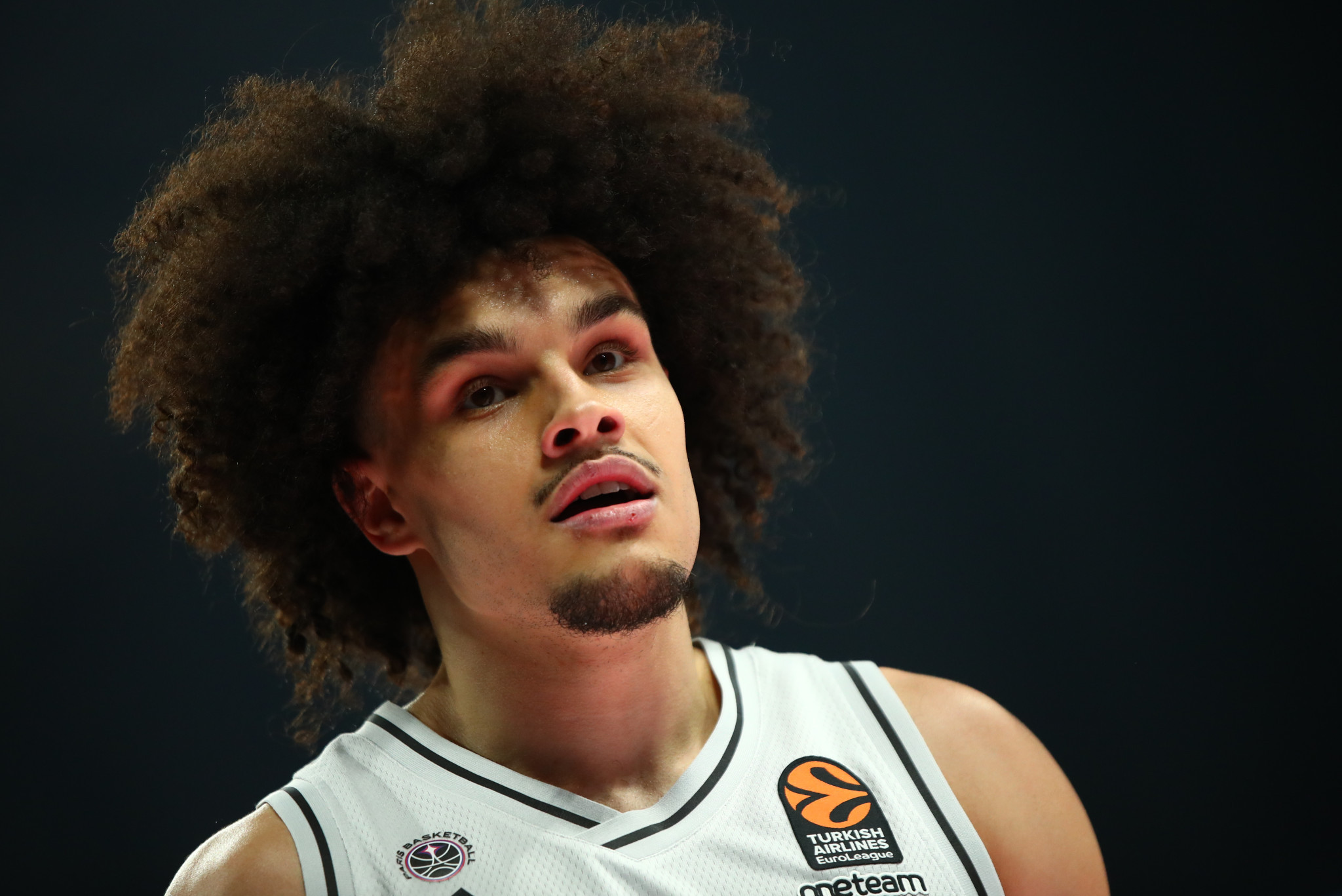 Ο Ναντίρ Χιφί απολαμβάνει ένα ταψί σπανακόπιτα μετά τη νίκη της Παρι κόντρα στον Παναθηναϊκό