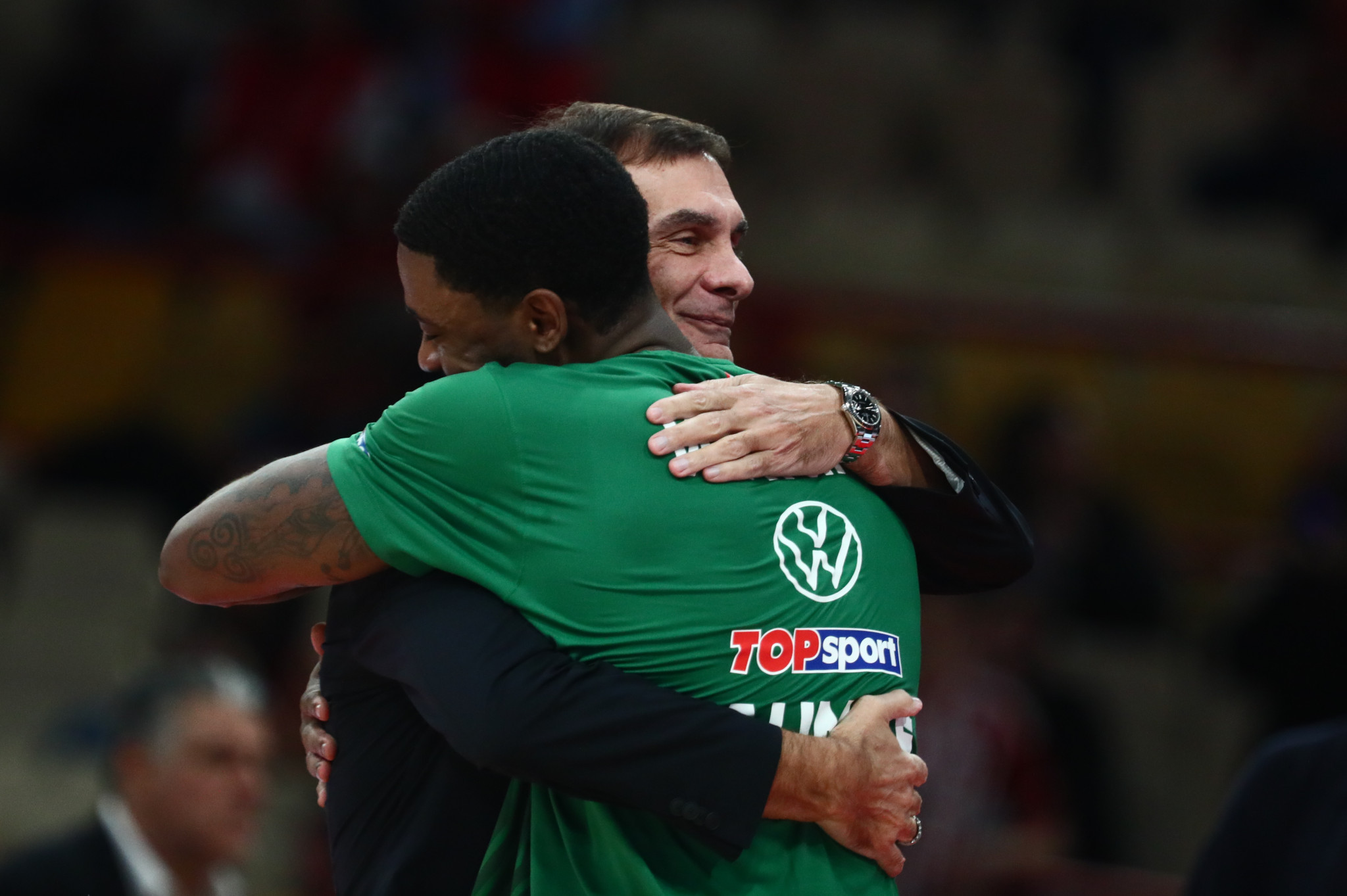 Γεμάτη χαμόγελα και «πηγαδάκια» η πρωινή προπόνηση του Ολυμπιακού στο Κάουνας (video)