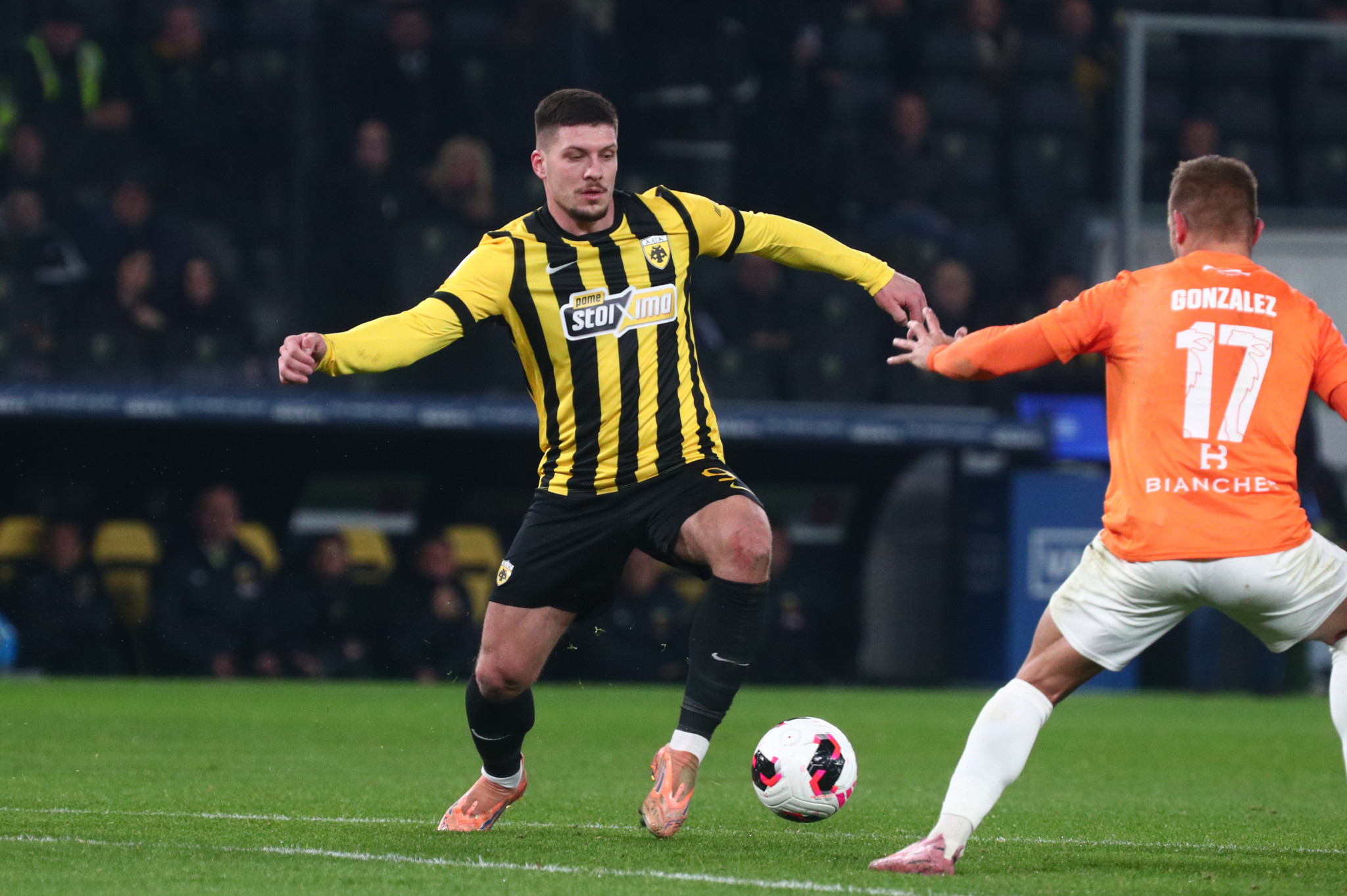 Η ΑΕΚ για την πρωτιά σε ένα δύσκολο αγώνα σε άδειες εξέδρες