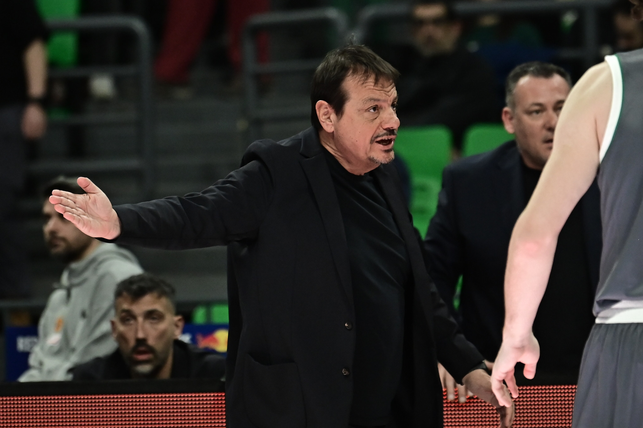 Ο Αταμάν... επέστρεψε στο δεύτερο ημίχρονο - Σηκώθηκε να κοουτσάρει παρά την αδιαθεσία του (video)