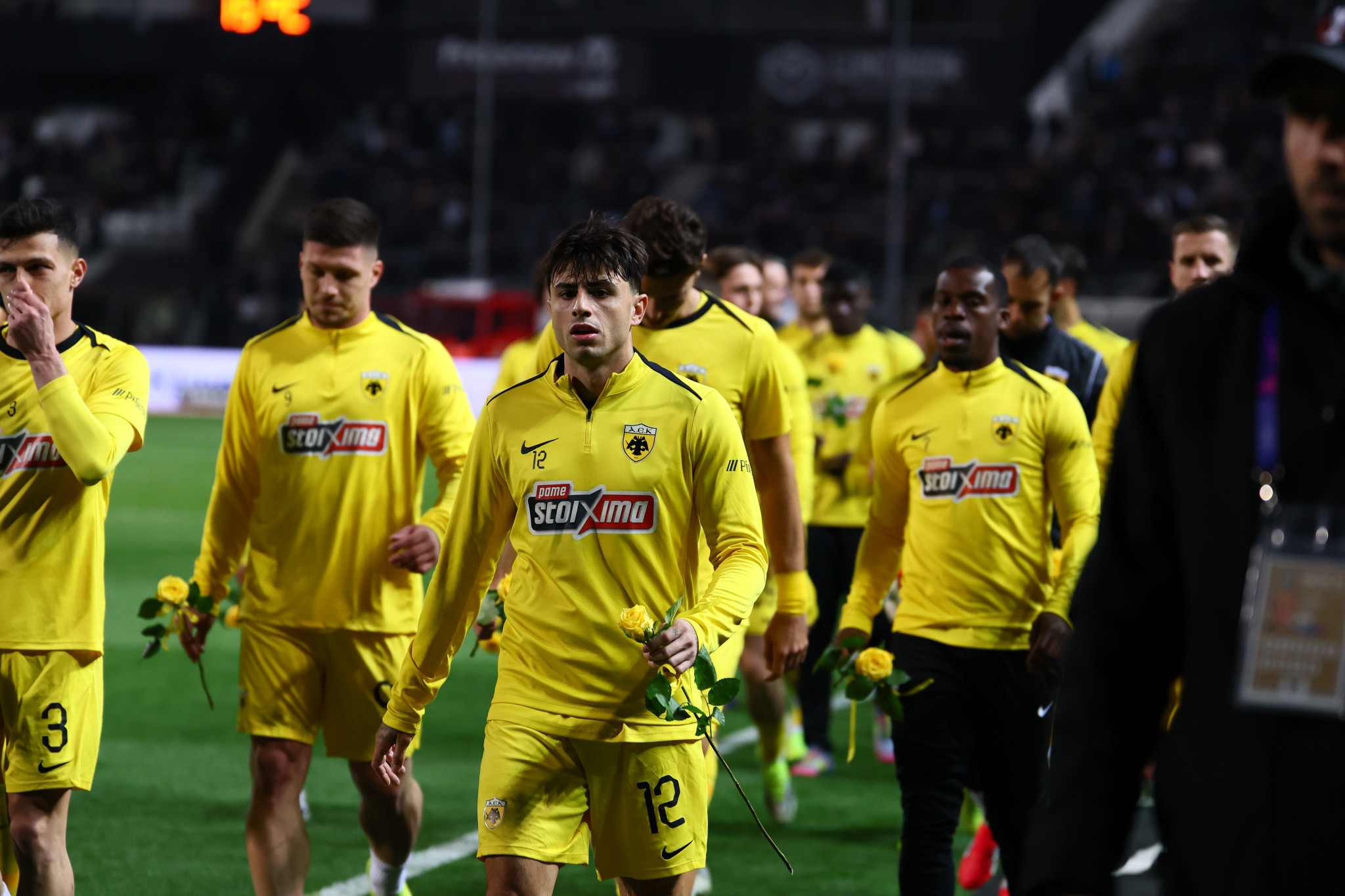 Οι παίκτες της ΑΕΚ άφησαν κίτρινα τριαντάφυλλα στη Θύρα 4 στη μνήμη των φίλων του ΠΑΟΚ που σκοτώθηκαν στη Ρουμανία