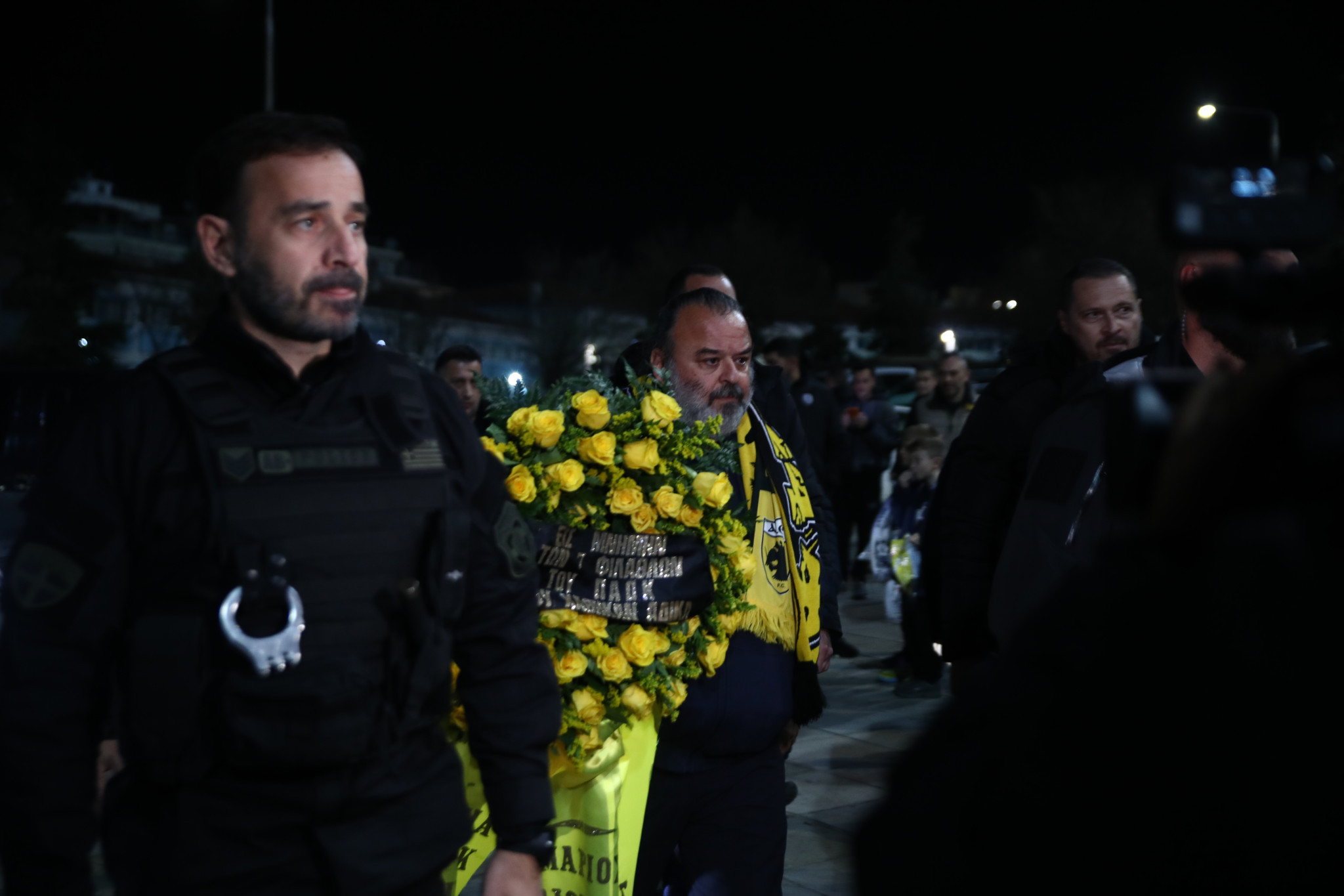 Ο Μάριος Ηλιόπουλος κατέθεσε στεφάνι για τους νεκρούς οπαδούς του ΠΑΟΚ