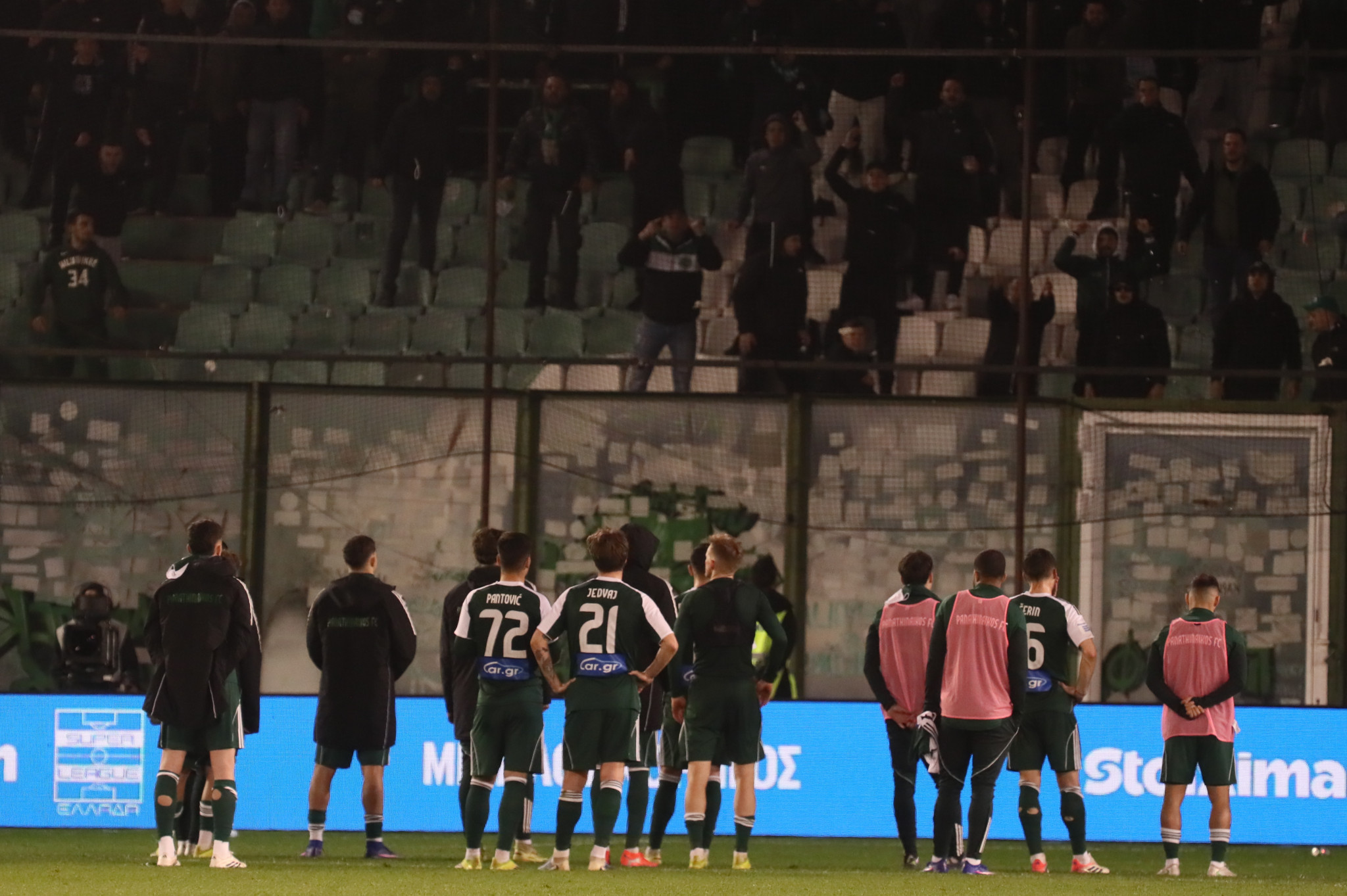 Αμίλητοι μπροστά στη Θύρα 13 οι παίκτες του Παναθηναϊκού άκουγαν τις αποδοκιμασίες