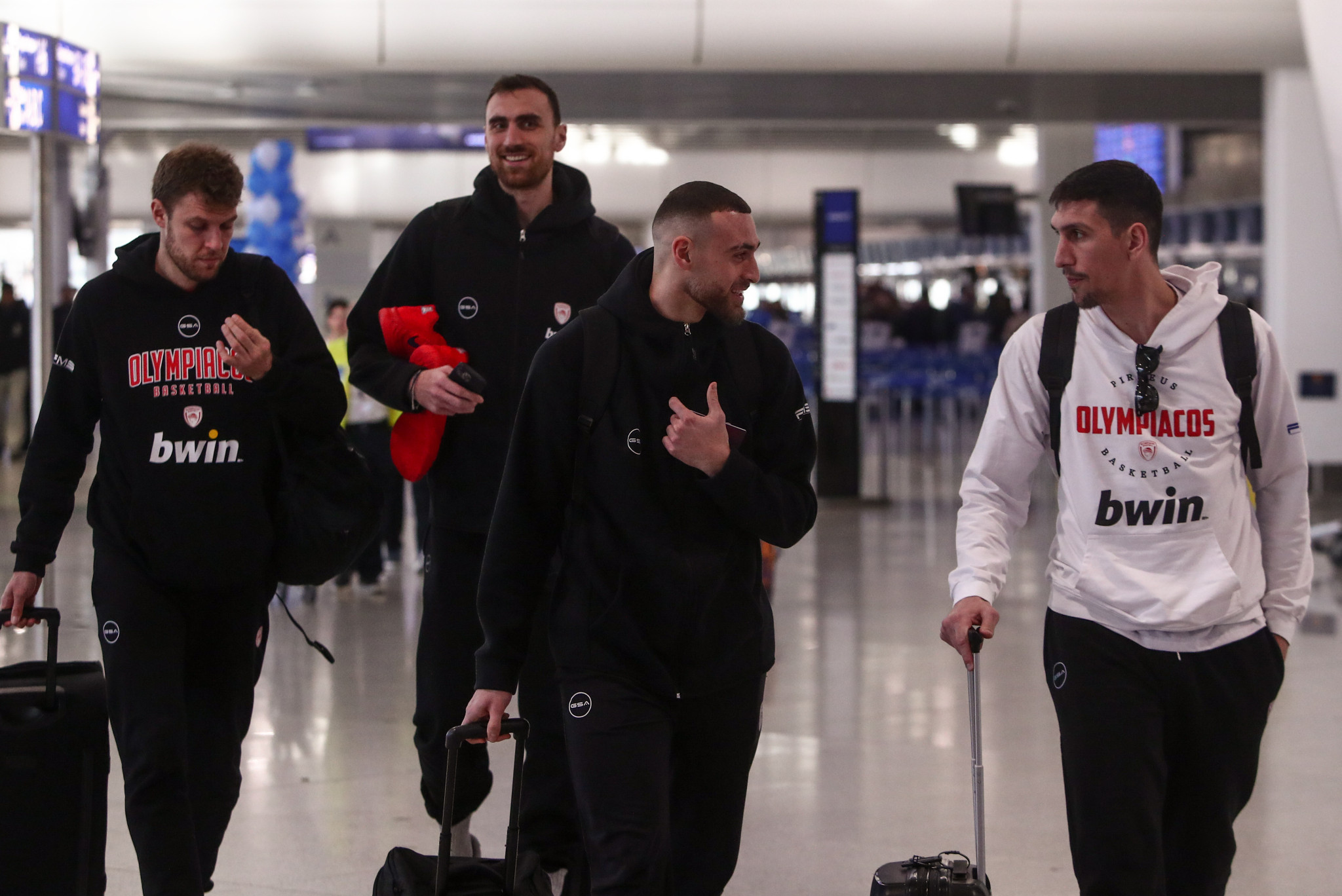 Αφίχθη στο Ηράκλειο για το Allwyn Final 8 ο Ολυμπιακός - Τα video του Athletiko
