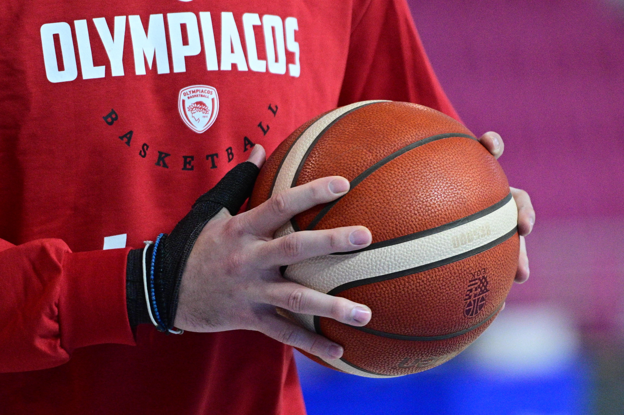 Με νάρθηκα στο χέρι ο Μιλουτίνοφ στην προπόνηση του Ολυμπιακού, μέσα και ο Ντόρσεϊ - Το video του Athletiko