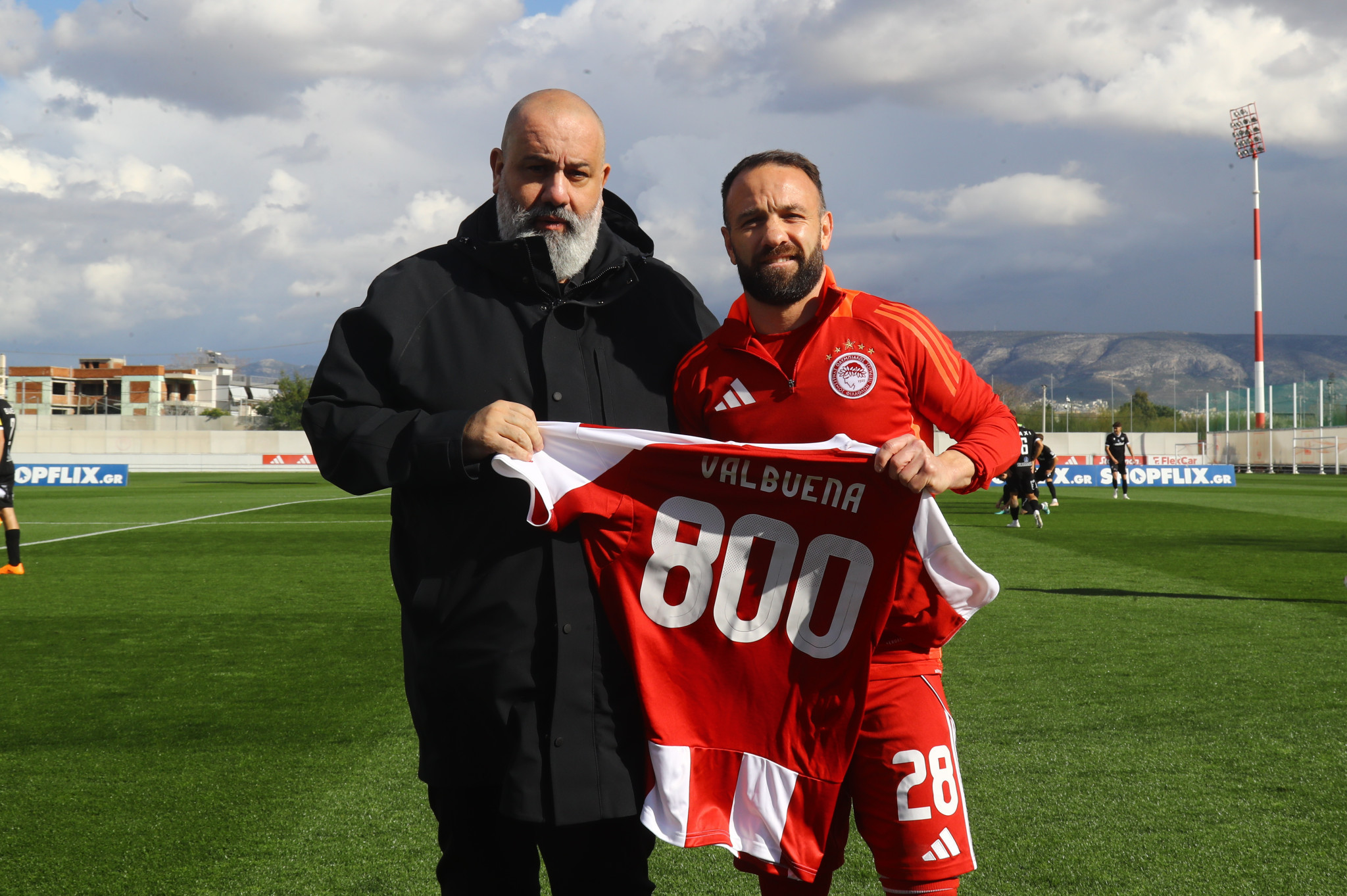 Ο Βαλμπουενά έφτασε τα 800 ματς καριέρας και βραβεύτηκε από τον Ολυμπιακό (video)