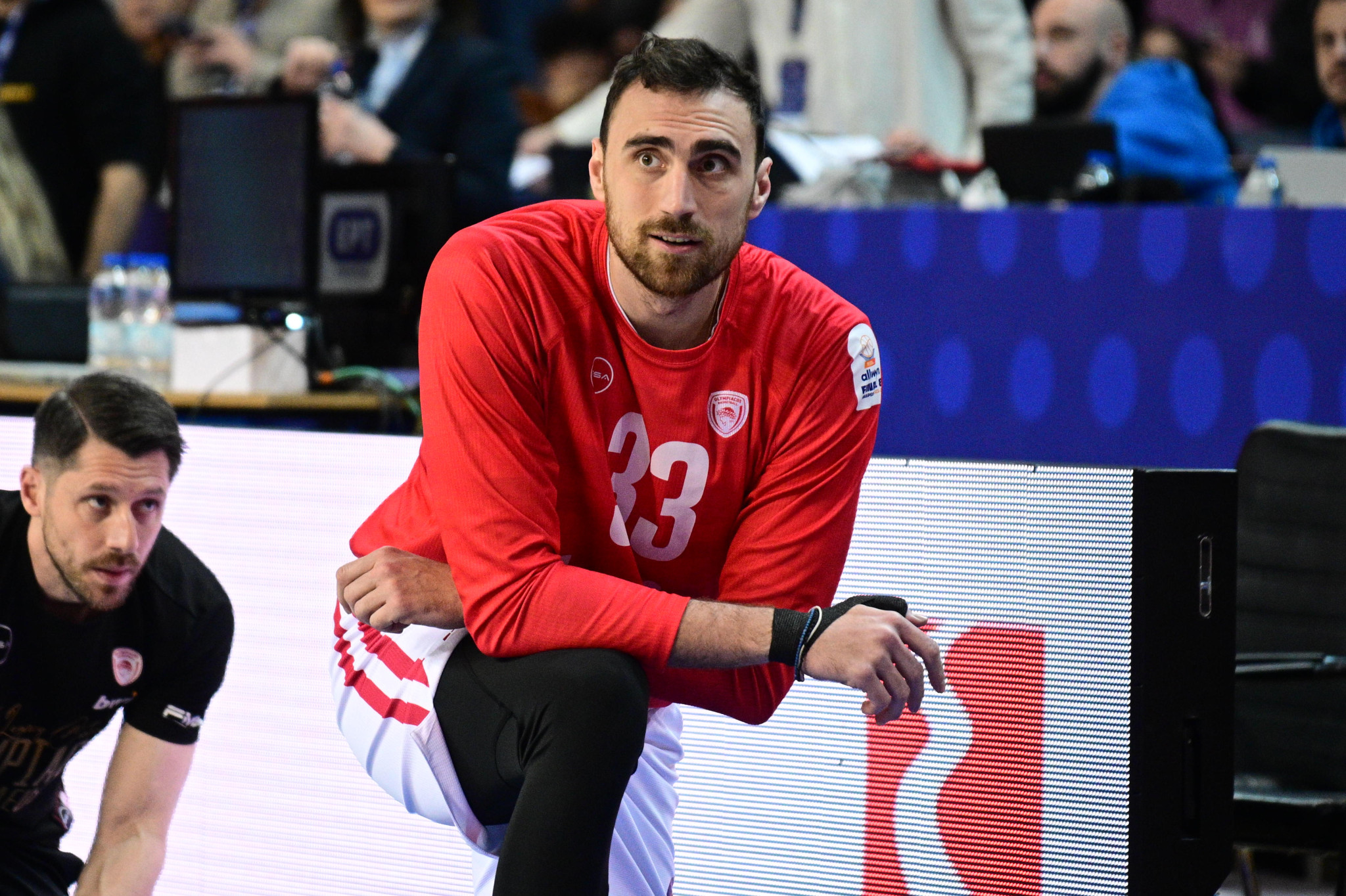 Προθερμαίνεται με τον ειδικό νάρθηκα ο Μιλουτίνοφ πριν τον τελικό με τον Παναθηναϊκό (video)