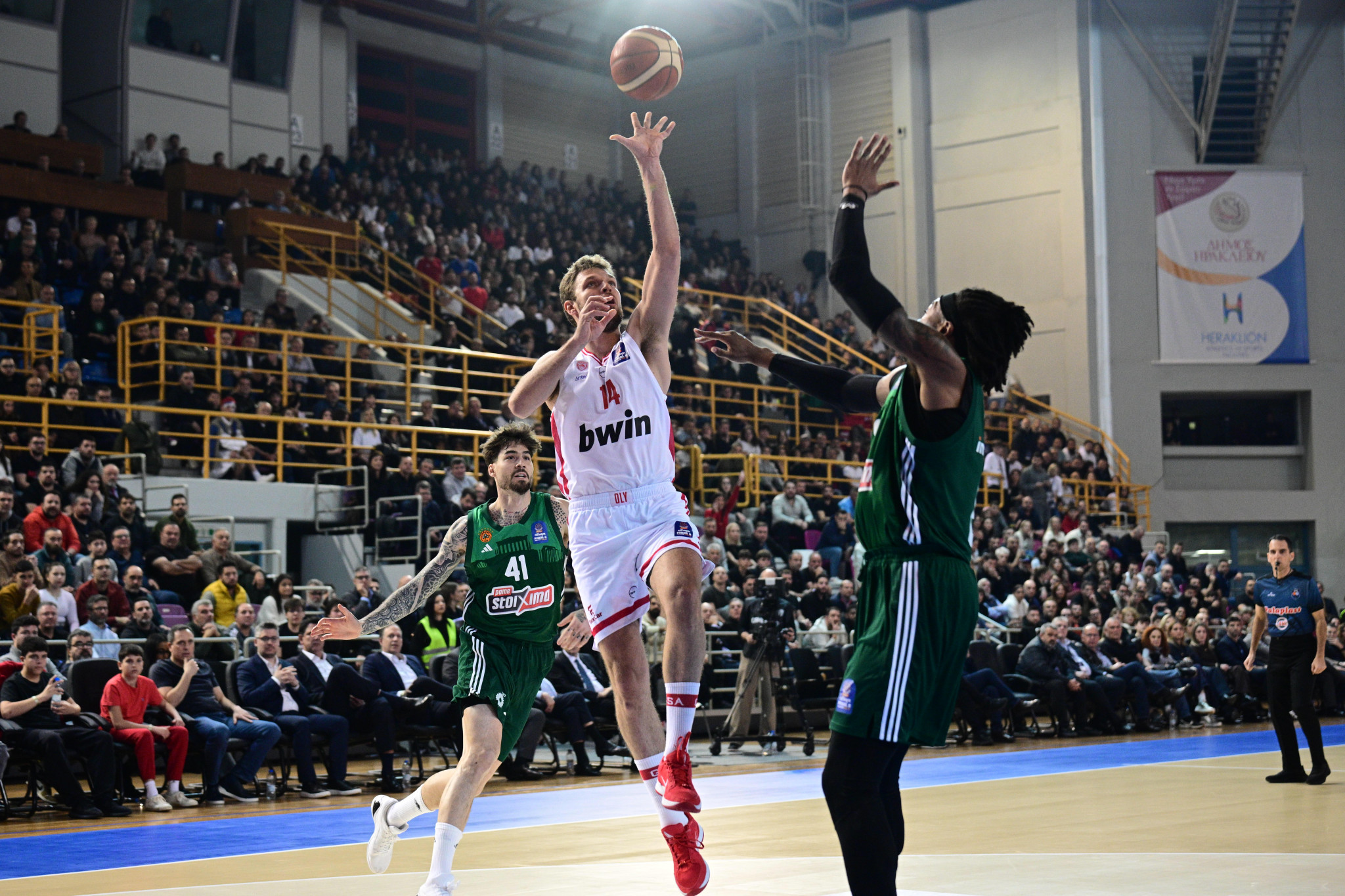 «Καυτός» Βεζένκοφ πέτυχε τους πρώτους οκτώ πόντους του Ολυμπιακού στον τελικό (video)