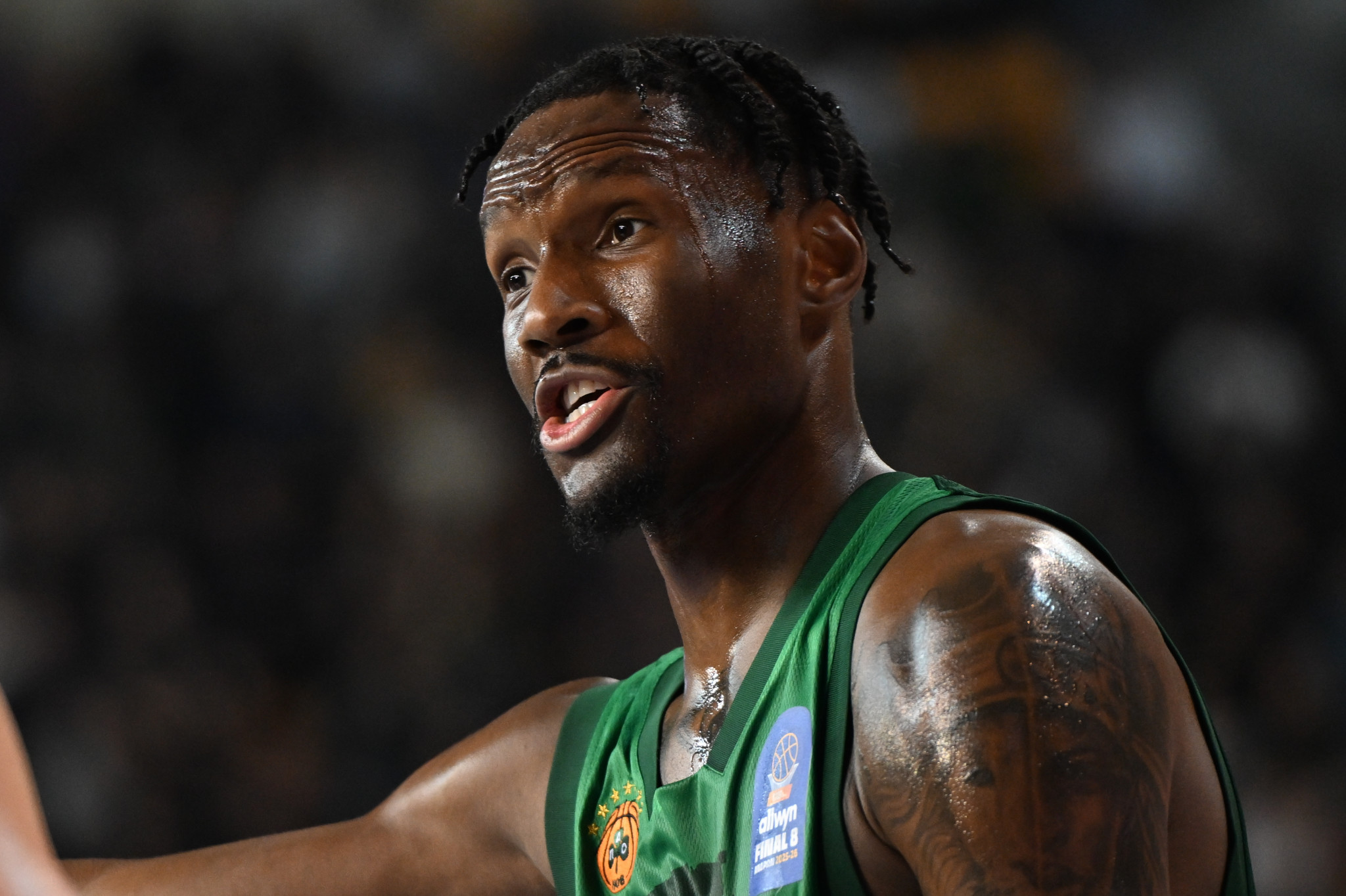 Δυναμικό ξεκίνημα για τον Χέιζ-Ντέιβις στο πρώτο του ντέρμπι «αιωνίων» με 6 διαδοχικούς πόντους (video)