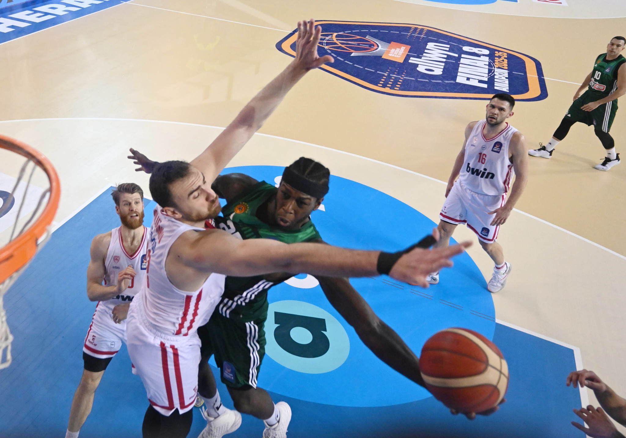 Απίθανο καλάθι και φάουλ από τον Ναν με αντίπαλο τον Μιλουτίνοφ (video)