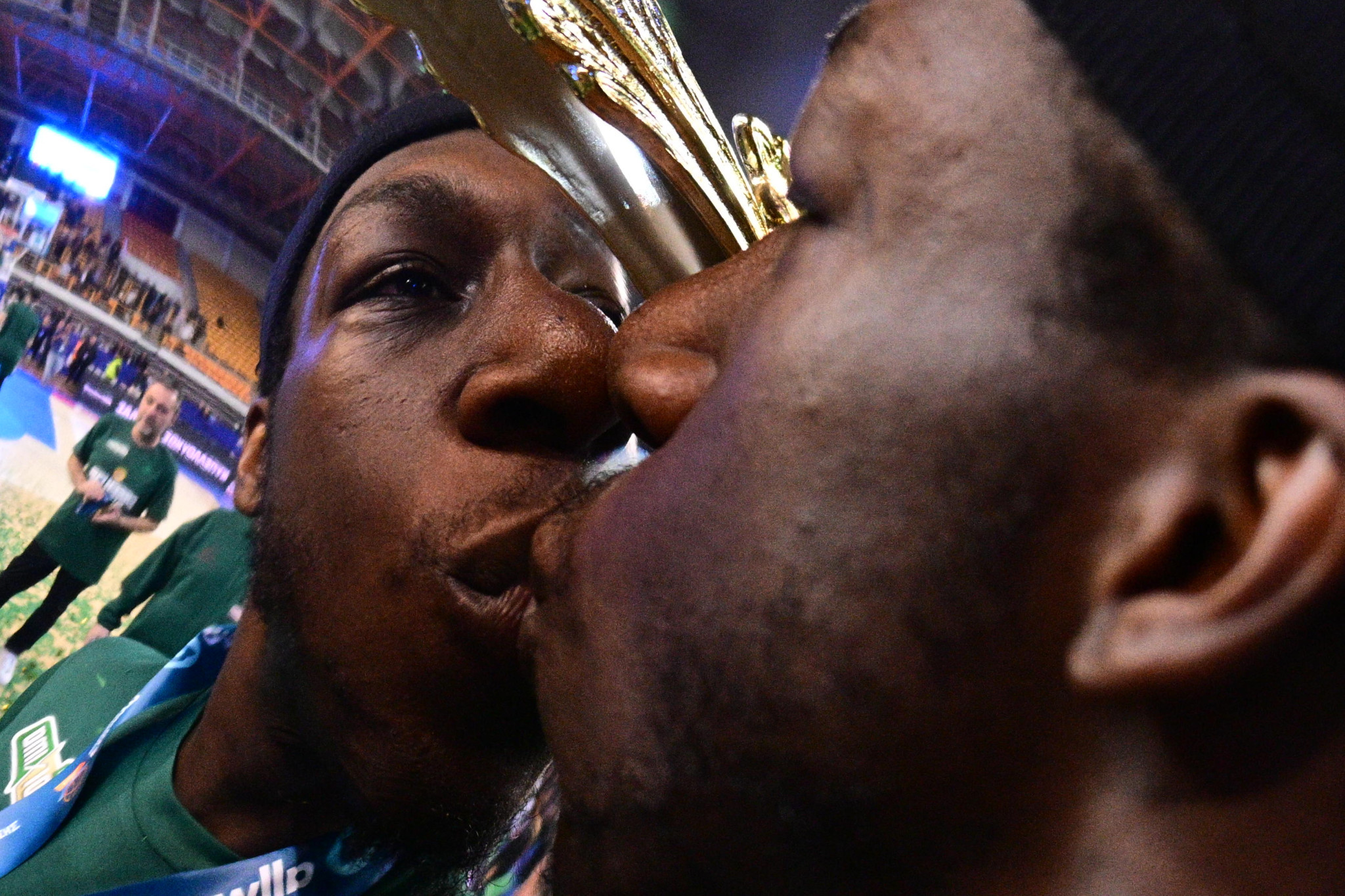 Ο Ναν φίλησε... παθιασμένα το τρόπαιο του Κυπέλλου Ελλάδας (photo)