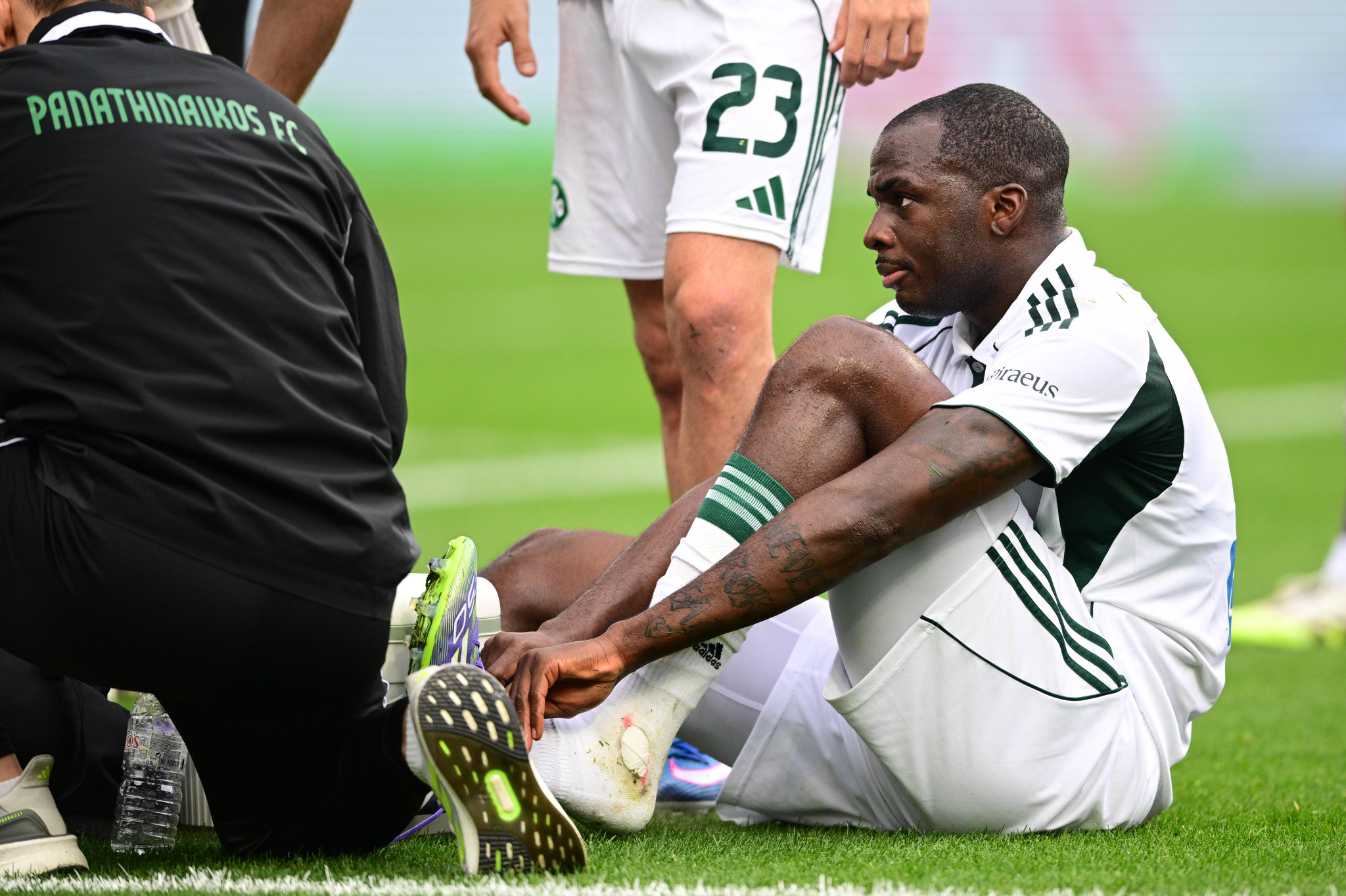 Ο Τεττέη τραυματίστηκε στη φτέρνα μετά από πάτημα του Λαμπρόπουλου (video)