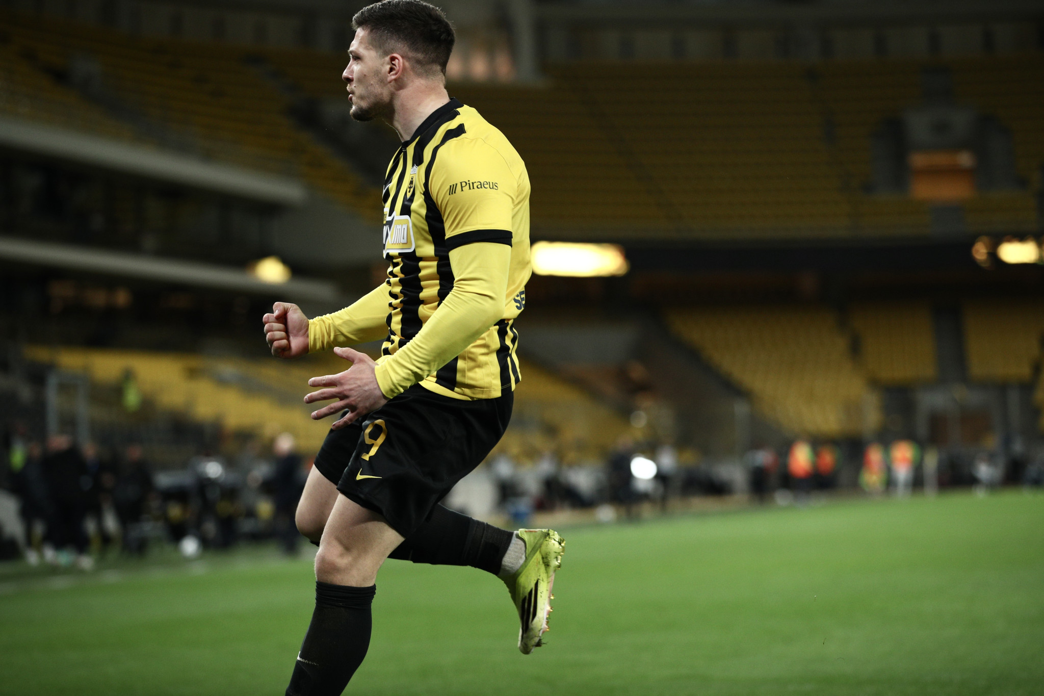 Ωραία κάθετη του Μάνταλου, ο Γιόβιτς με πλασέ το 2-0 (video)