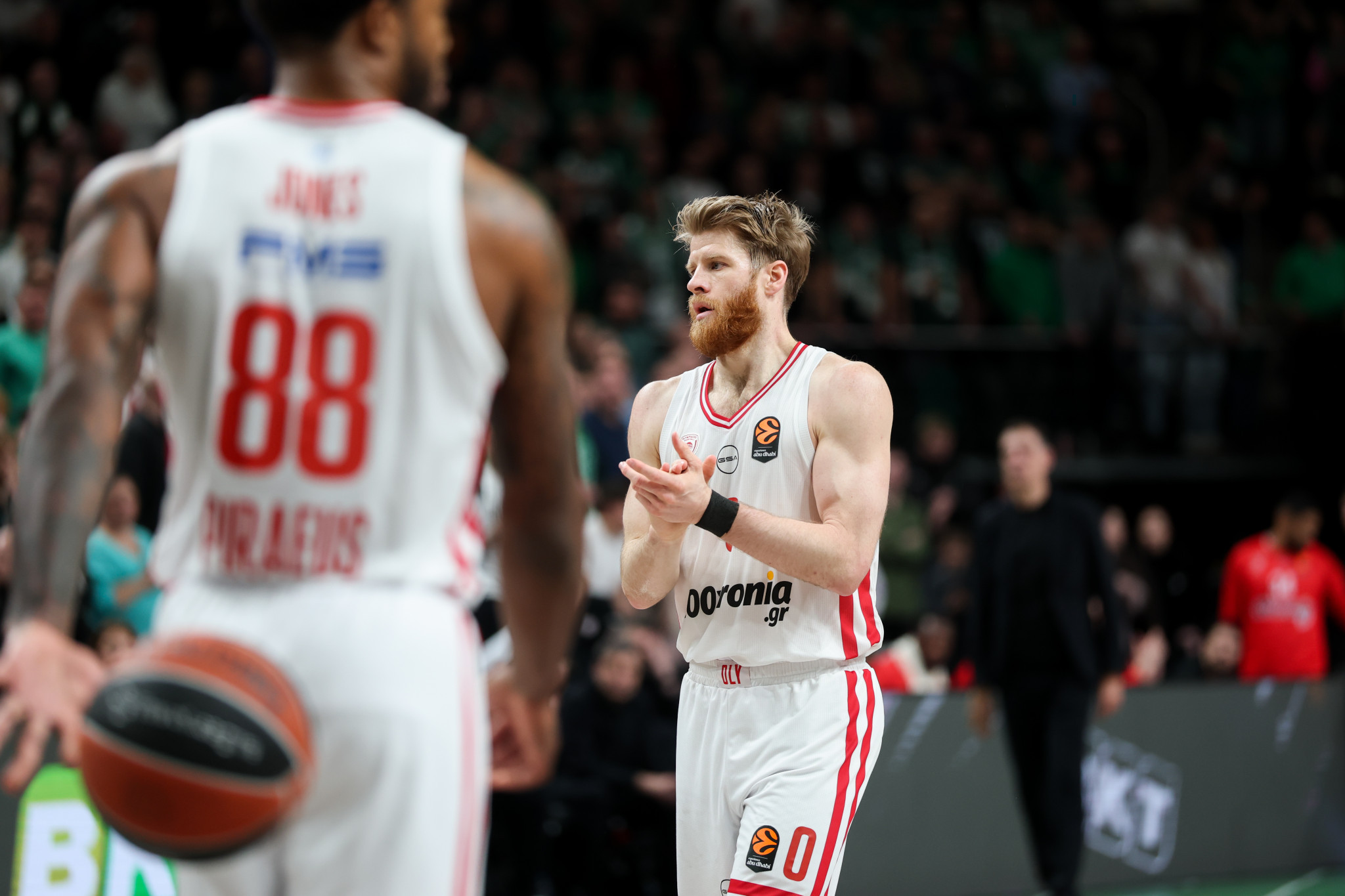 Ο Ολυμπιακός αποφασίζει αν θα αντιδράσει ή θα «χαλάσει» το μυαλό του