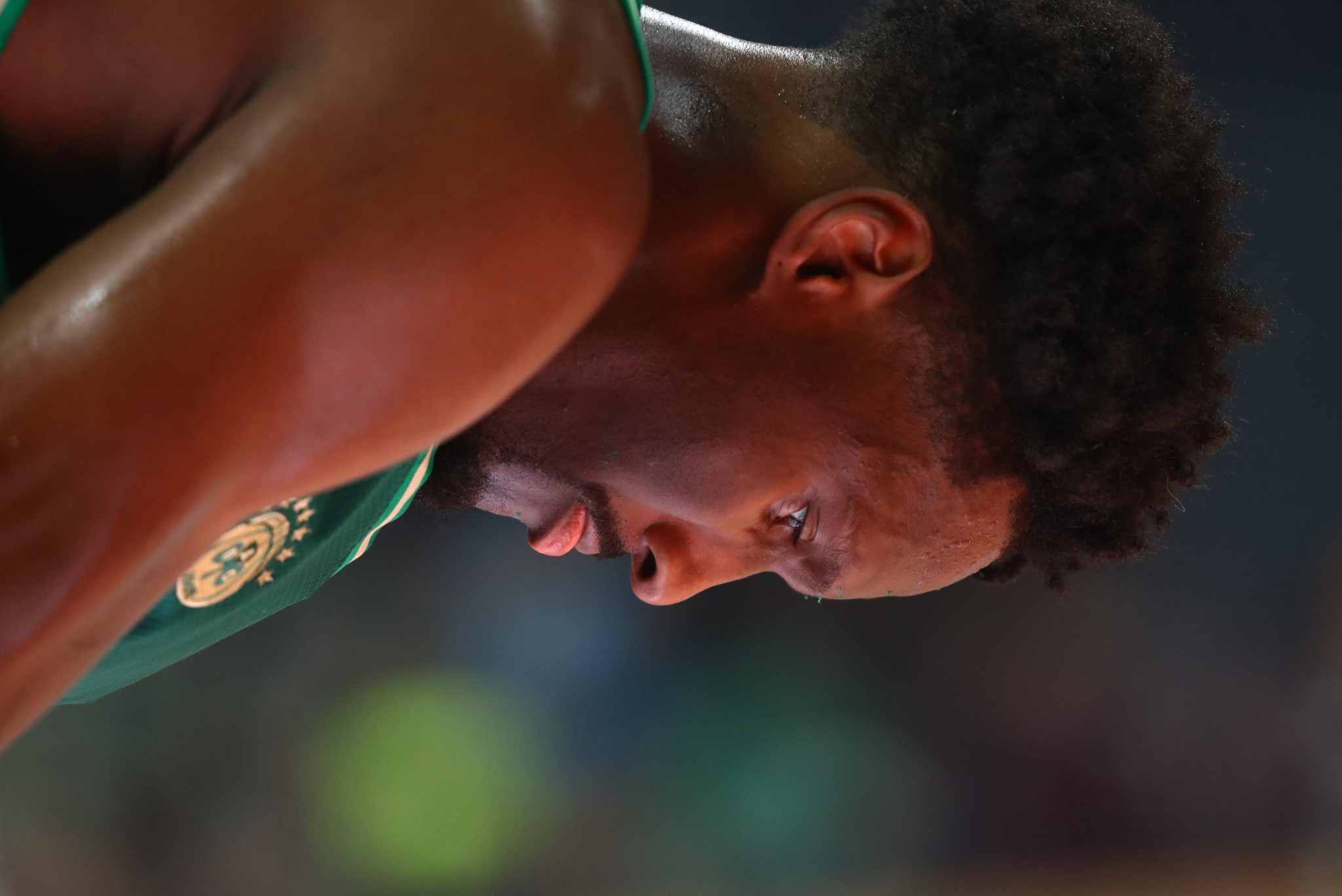 Απευθείας μετά την κόρνα της λήξης στο γυμναστήριο o Νάιτζελ Χέιζ-Ντέιβις