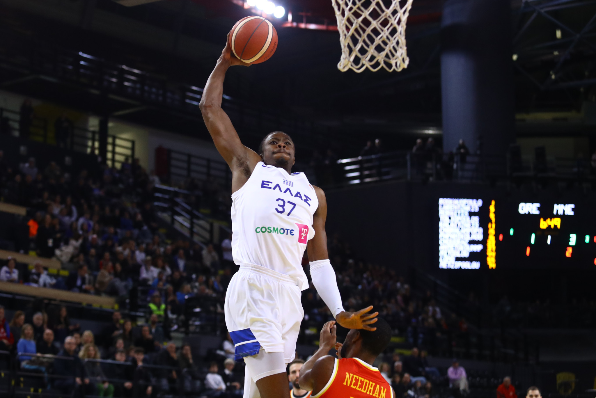 Ο Κώστας Αντετοκούνμπο ξεσήκωσε τη Sunel Arena με τα καρφώματά του κόντρα στο Μαυροβούνιο (video)