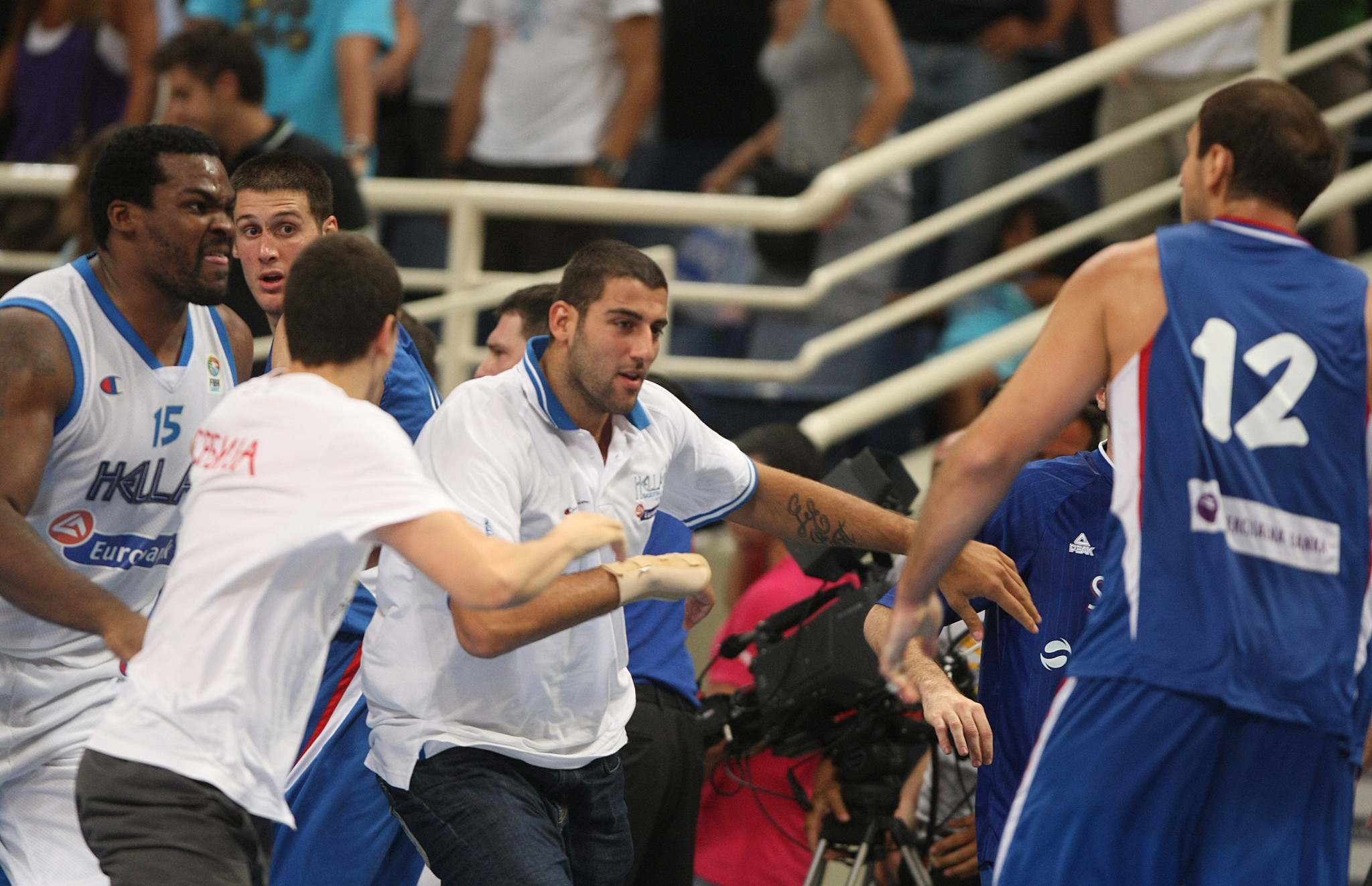 Μπούρου-Bourou: Ο Γιάννης Μπουρούσης μιλάει για το ξύλο στο φιλικό της Ελλάδας με τη Σερβία το 2010 (video)