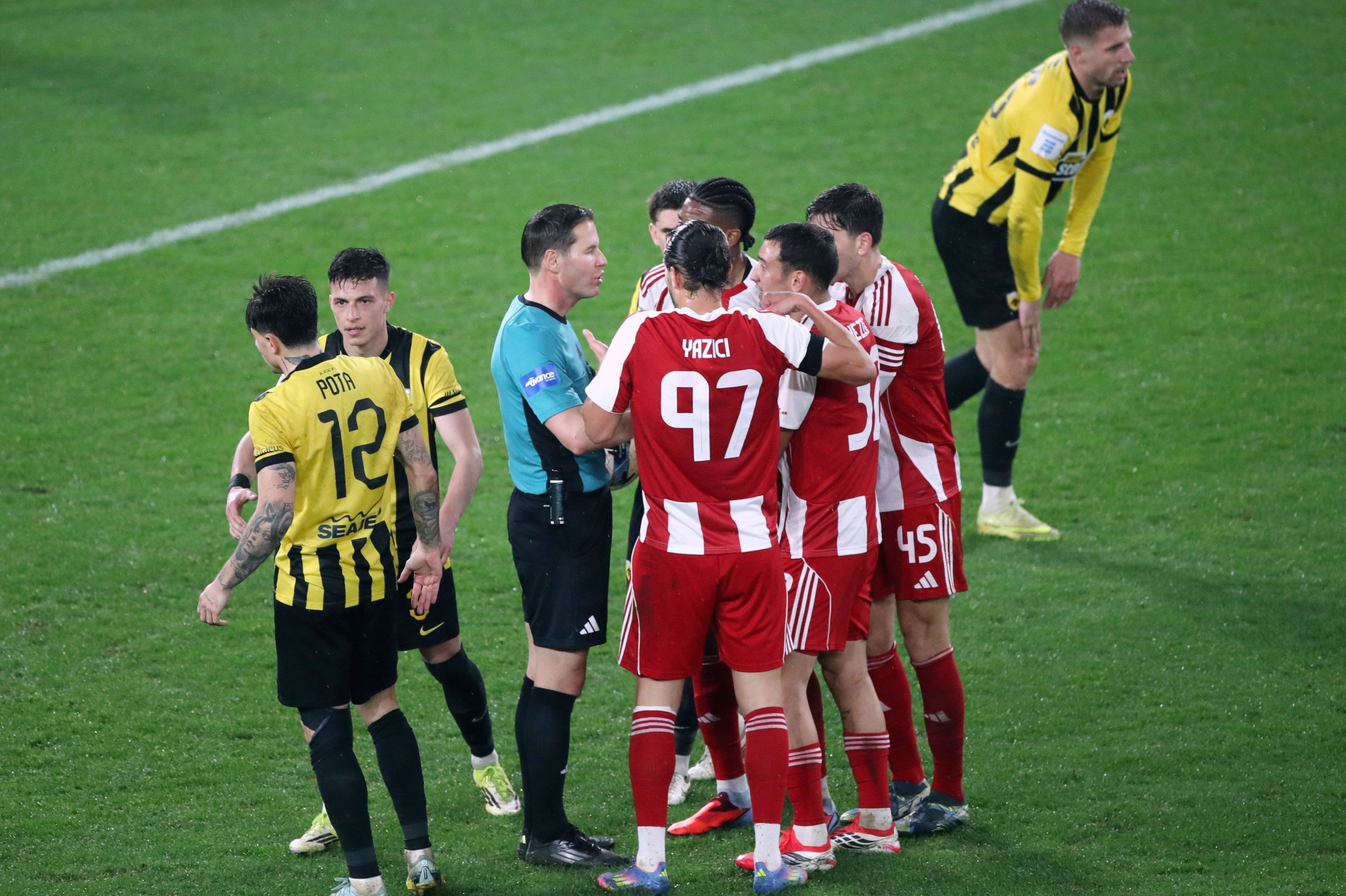 Διετής αποκλεισμός από τα γήπεδα και πρόστιμο για τη ρίψη ομπρέλας στο ΑΕΚ - Ολυμπιακός!