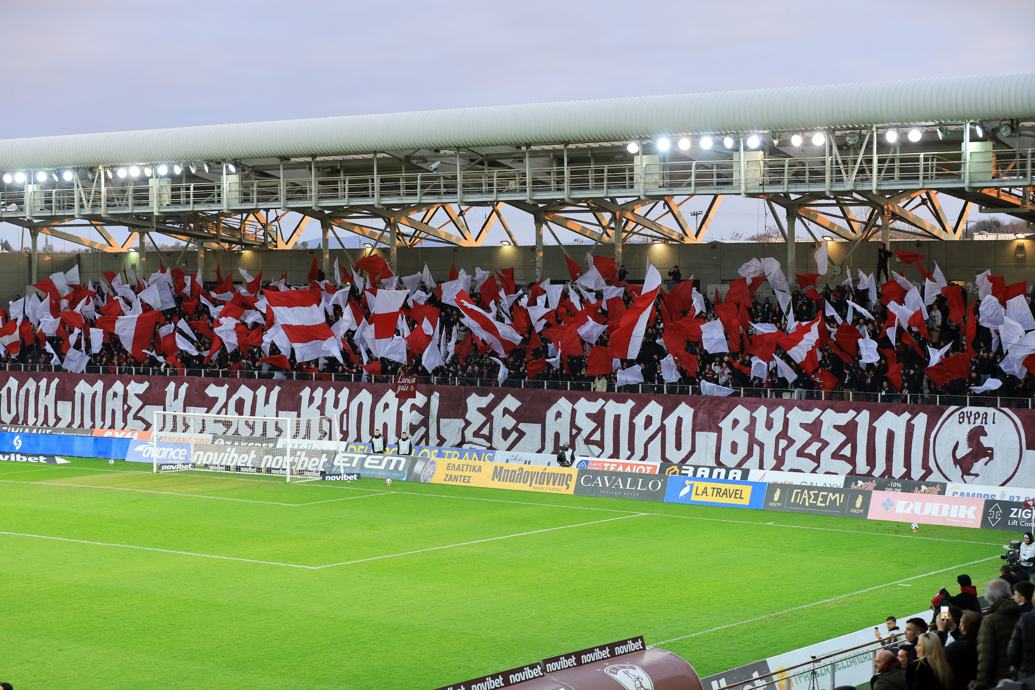 Κίνδυνος τιμωρίας για την ΑΕΛ Novibet - Οπαδός της πέταξε σακούλα με ξηρούς καρπούς και παγάκια προς τους διαιτητές!