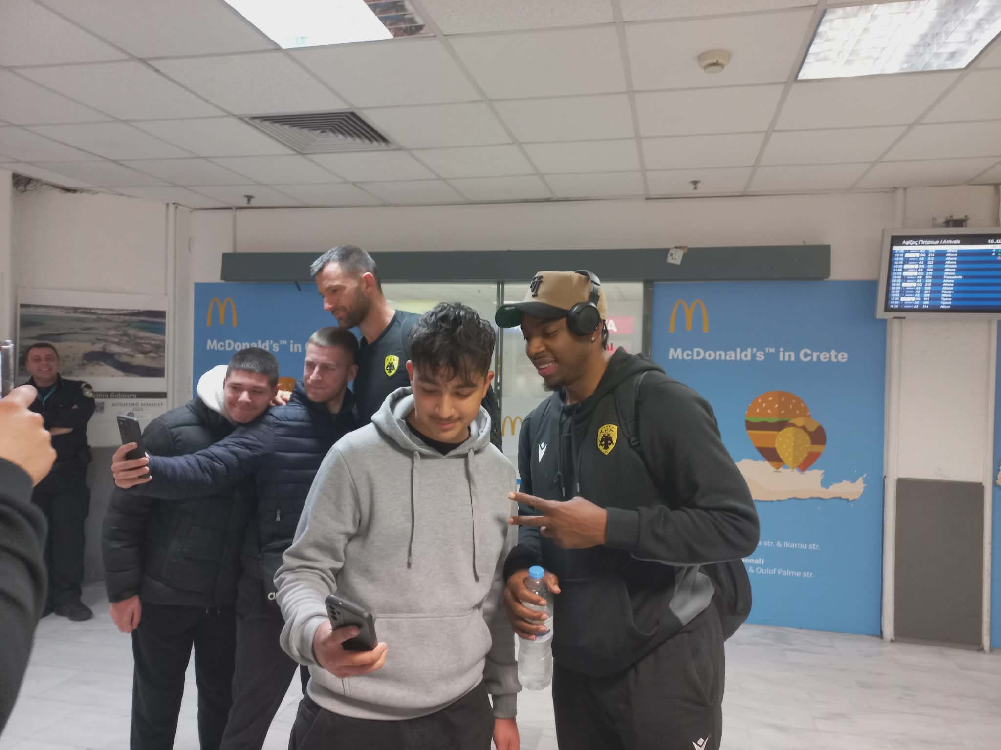 Άφιξη στο Ηράκλειο με υποδοχή για την ΑΕΚ