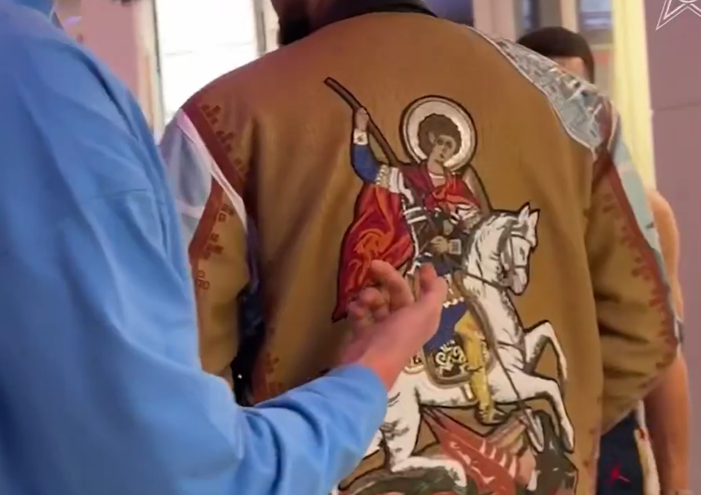 Τρομερό: Ο Τάουνς φόρεσε τζάκετ με την εικόνα του Αγίου Γεωργίου και δεν ήξερε τι είναι (video)