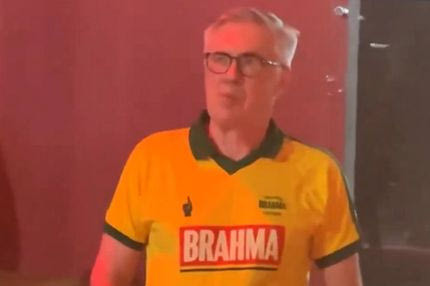 «Έκλεψε» την παράσταση ο Αντσελότι στο καρναβάλι - Η μπύρα με θρύλους και η... απαίτηση του Σαντάνα (video)