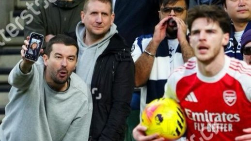 Εικόνες ντροπής στην Premier League: Οπαδοί «χλεύασαν» τον Ντέκλαν Ράις με φωτογραφία της συζύγου του