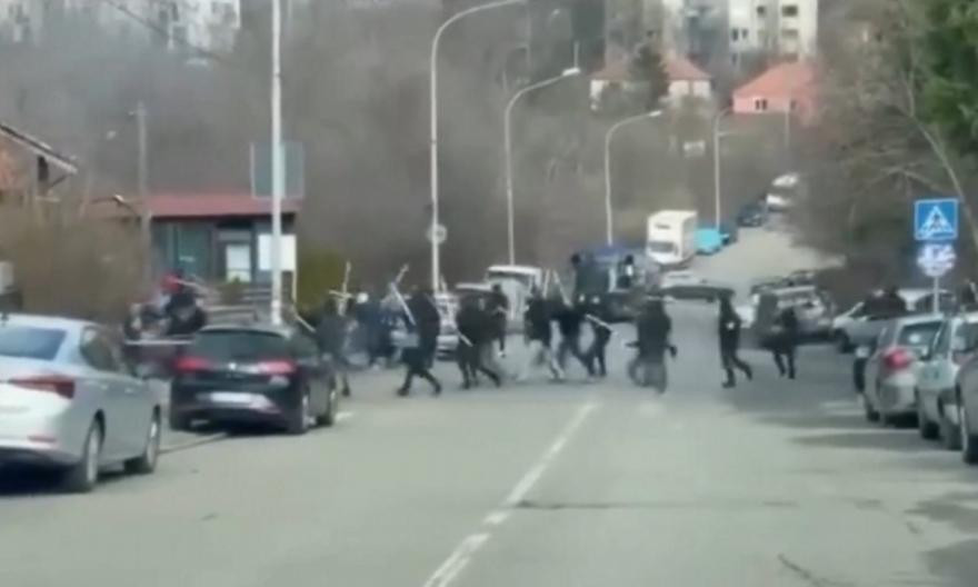 Πεδίο μάχης η Σερβία: Σφοδρές συγκρούσεις ανάμεσα σε οπαδούς της Παρτιζάν και του Ερυθρού Αστέρα (video)