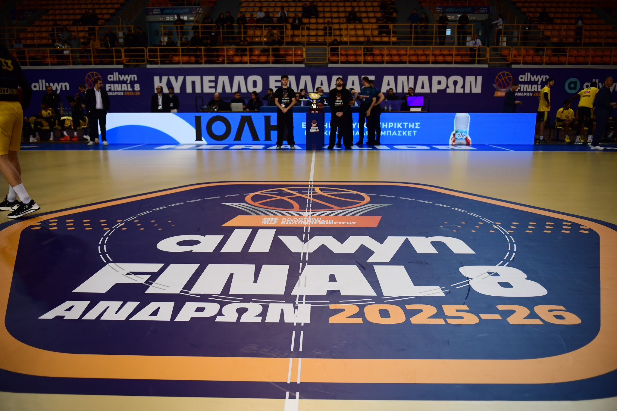 Η ΕΟΚ απάντησε για τα αυτοκόλλητα στο παρκέ: «Είναι κορυφαίας ποιότητας»