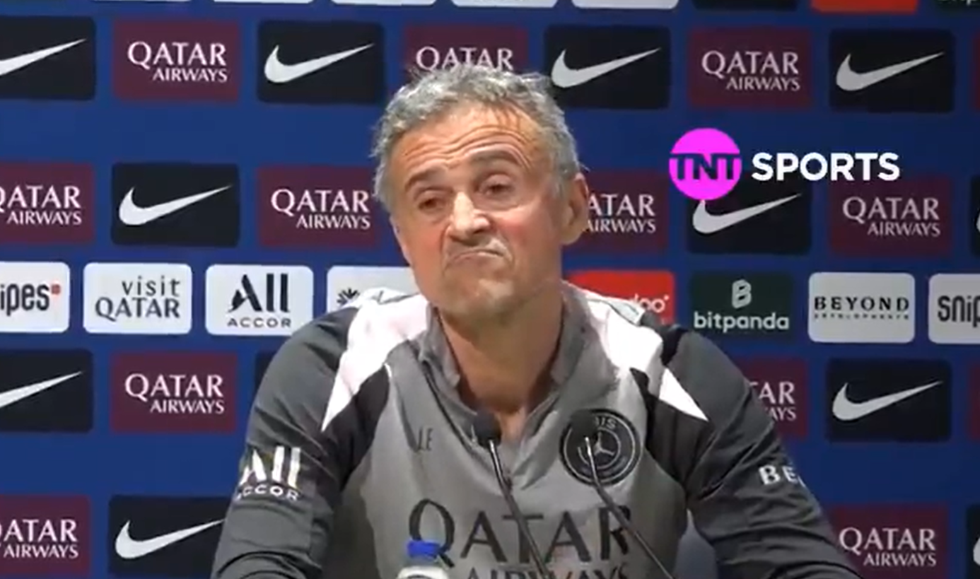 Η περίεργη αντίδραση του Λουίς Ενρίκε σε ερώτηση για τη ρατσιστική επίθεση στον Βινίσιους (video)