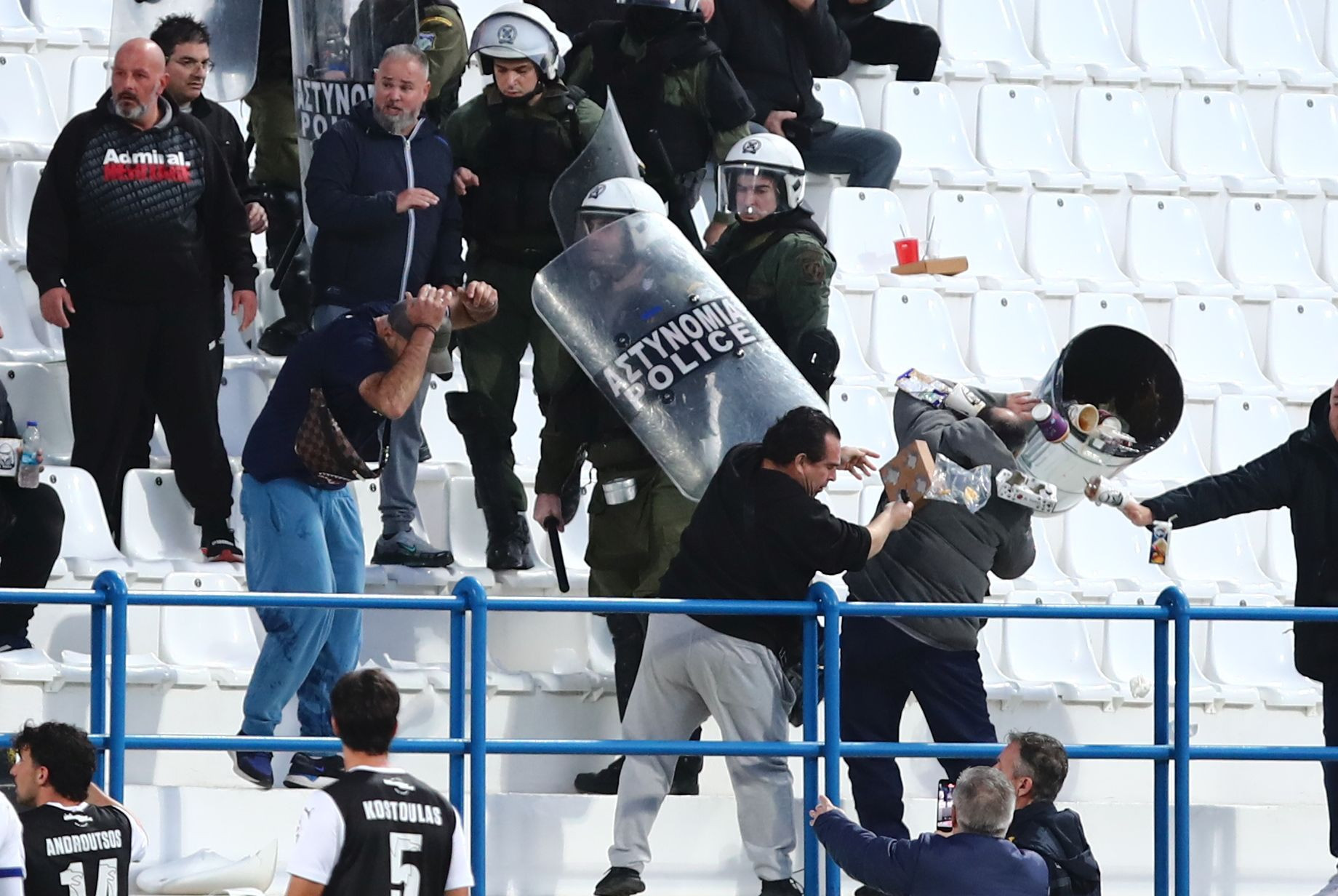 Πεντάλεπτη διακοπή λόγω επεισοδίων στο Κηφισιά - ΟΦΗ (photos & video)