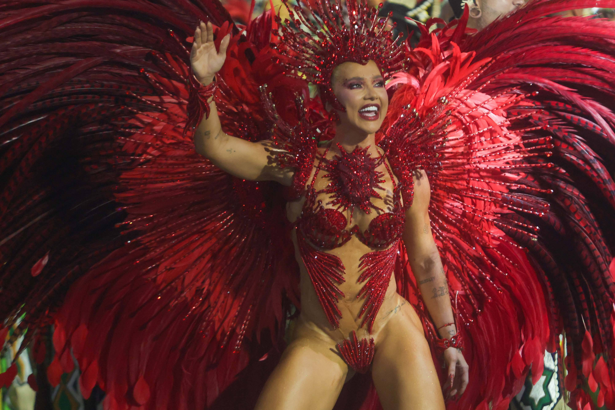 «Καυτή» και σύντροφος διάσημου ποδοσφαιριστή - Αυτή ήταν η «βασίλισσα» του φετινού καρναβαλιού (video)