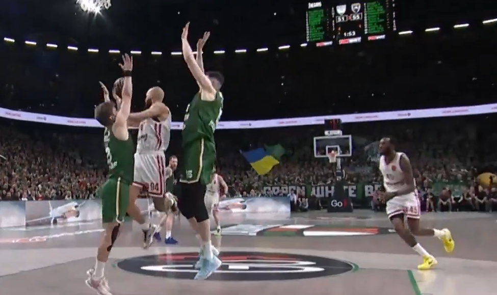 Μυθική ανάποδη πάσα του Φουρνιέ και εμφατικό κάρφωμα του Χολ (video)