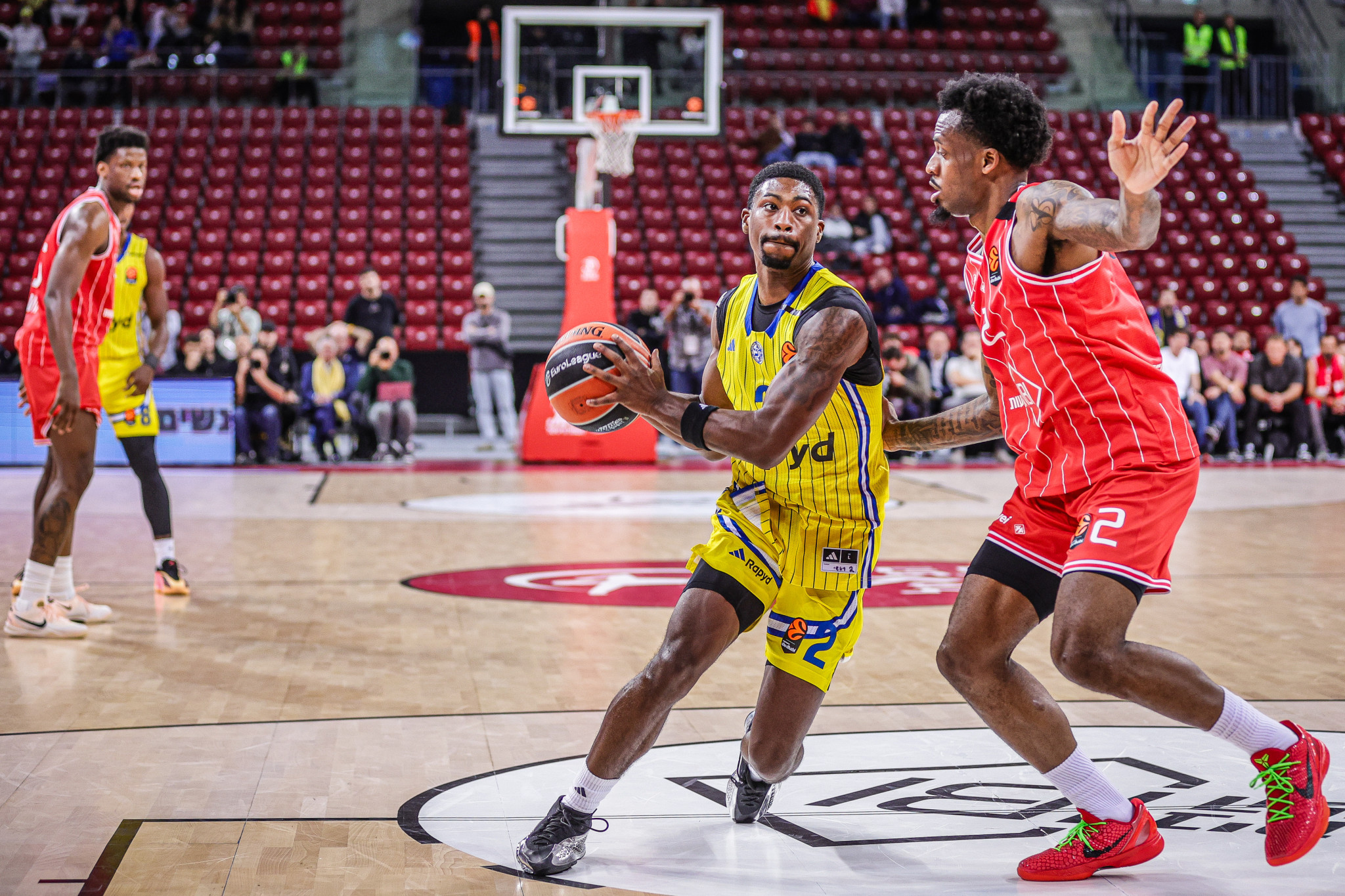 Συναγερμός σε Μακάμπι και Χάποελ: Ειδοποιήθηκαν να φύγουν από τη χώρα οι ξένοι παίκτες