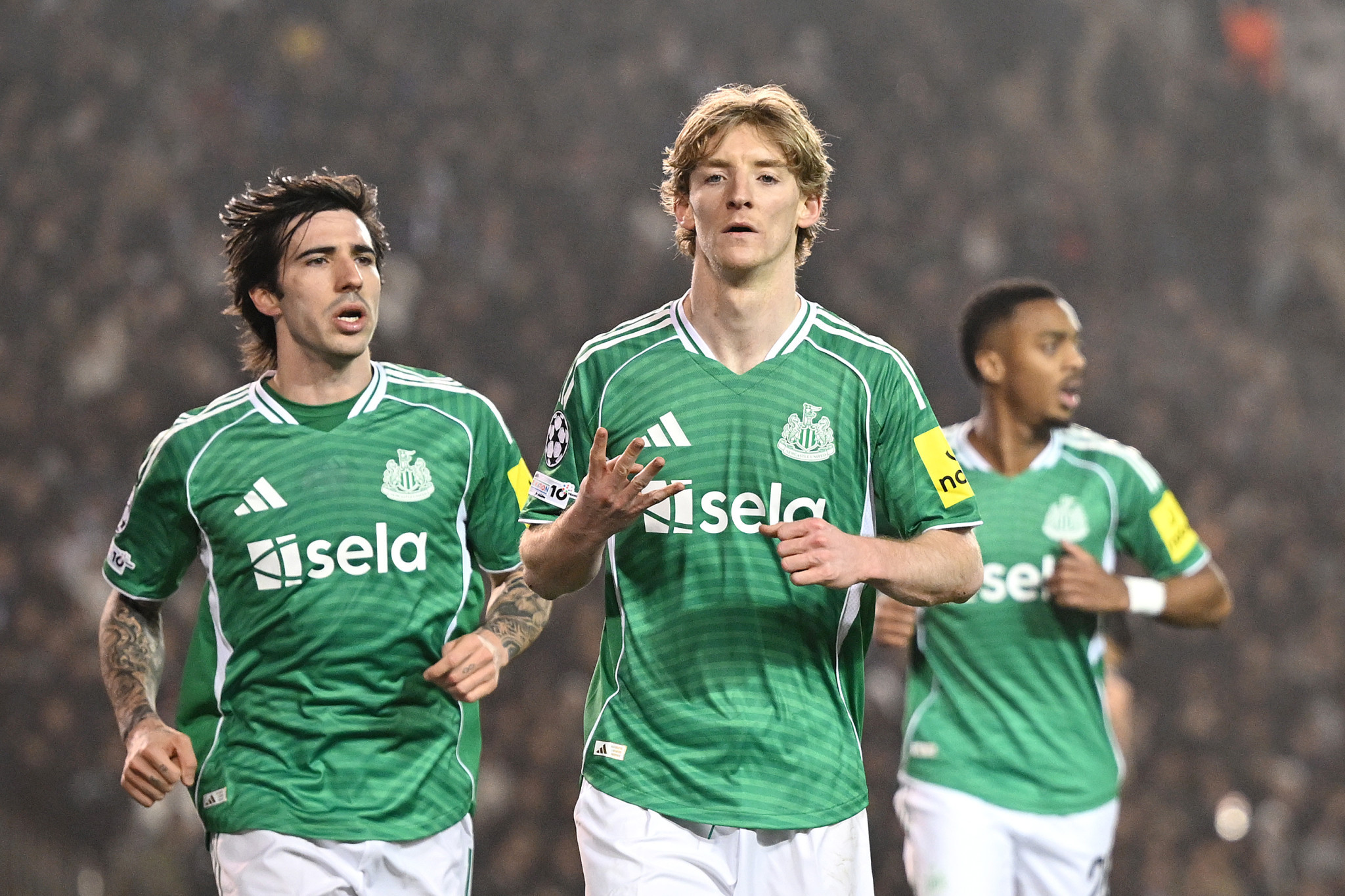 Η Νιουκάστλ διέλυσε την Καραμπάγκ με ιστορικό Γκόρντον κι έκλεισε θέση στους «16» του Champions League