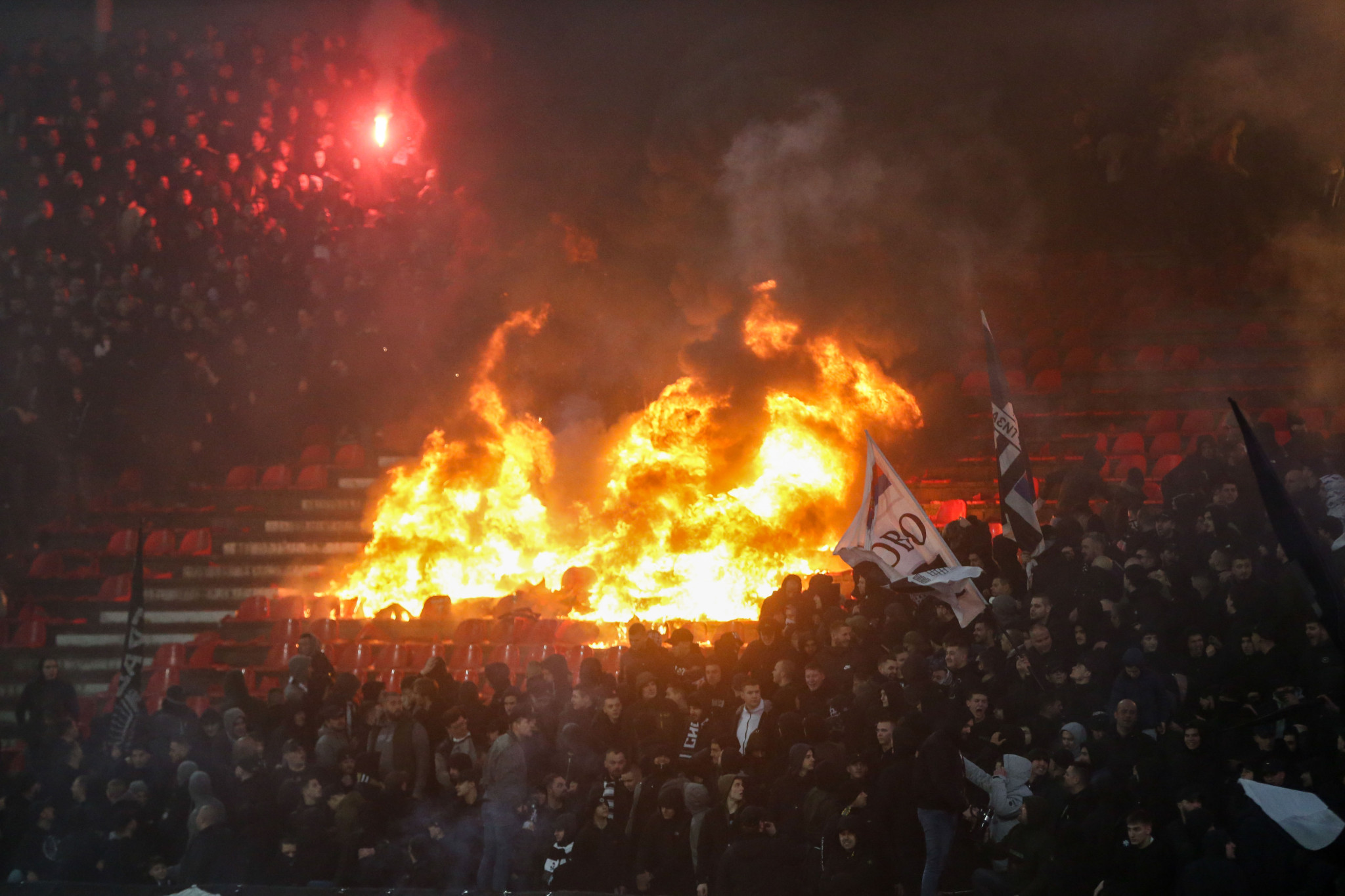 Οι οπαδοί της Παρτιζάν έβαλαν φωτιά στις κερκίδες - Βάφτηκε «ερυθρόλευκο» το ντέρμπι της Σερβίας (videos)